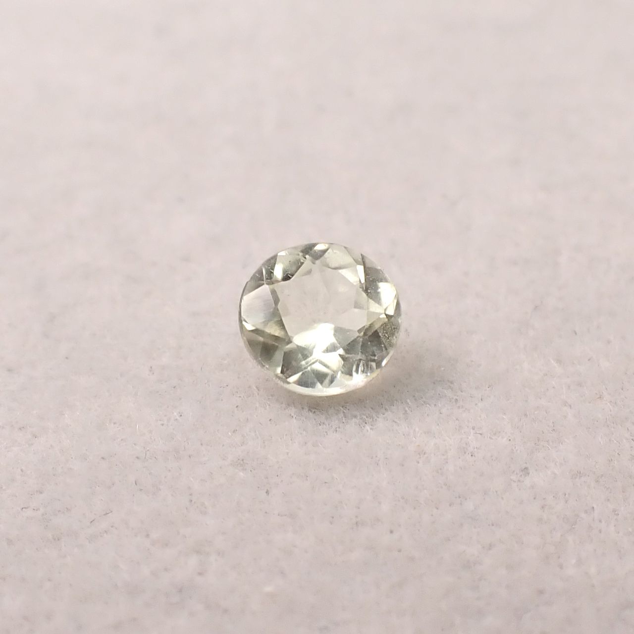 ブラジリアナイト(宝石名ブラジリアナイト)ブラジル産 識別済 0.55ct / 5.4x5.2mm前後 [260131494]