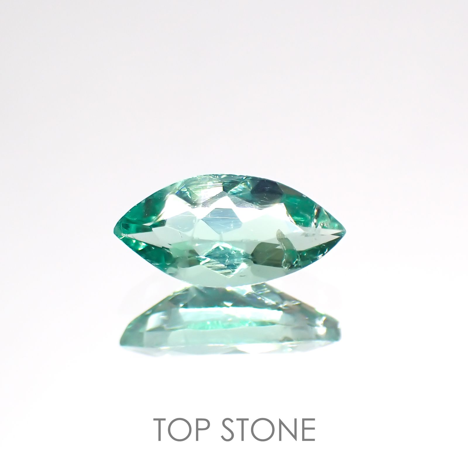 フローライト フルオレッセンス(宝石名フルオライト)イギリス・ロジャリー鉱山産 0.95ct 識別済[211113785]9.5x4.6mm前後