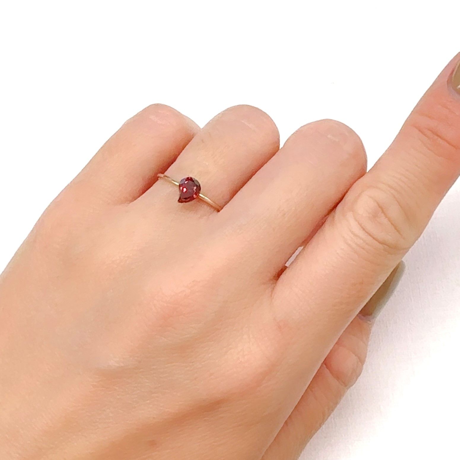 ◇カスタムカット◇パイロープアルマンディンガーネット モザンビーク産 0.83ct[240928956]6.2x4.9mm前後