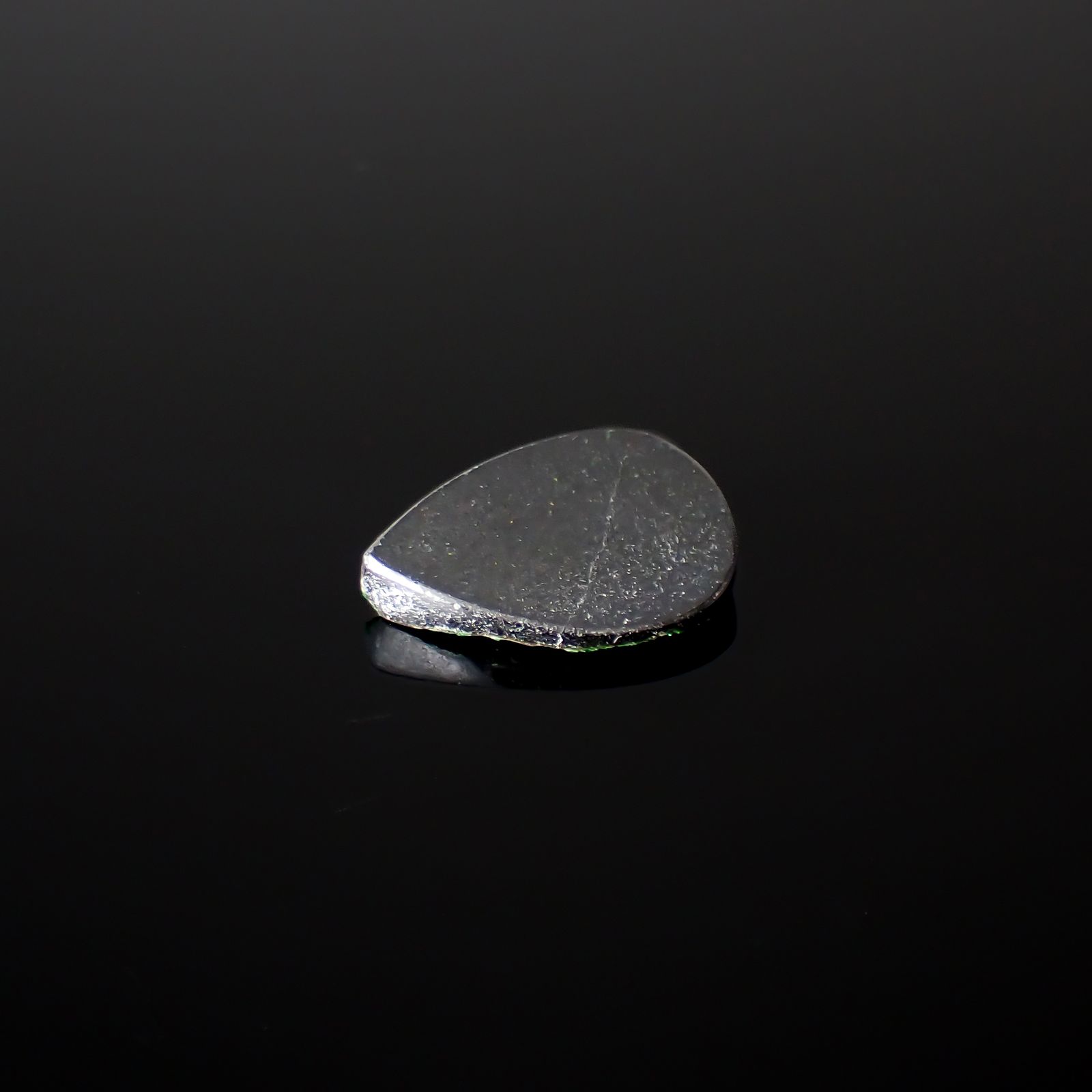 ウバロバイト 原石 ロシア産 11.70ct[240326447]20.4x14.5mm前後