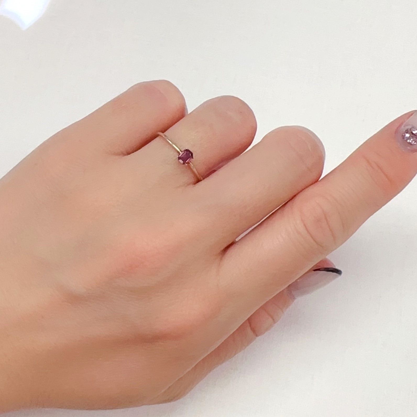 バーガンディーサファイア(宝石名サファイア)タンザニア産 0.24ct 識別済[240226292]3.9x2.7mm前後