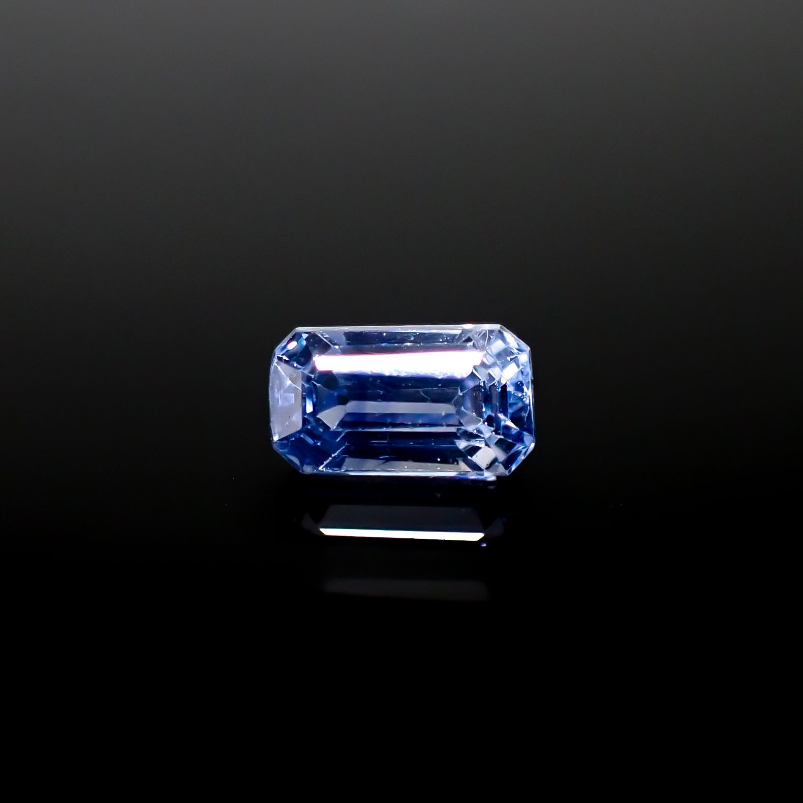 アイスブルーサファイア スリランカ産 0.67ct [241229583]6x3.4mm前後
