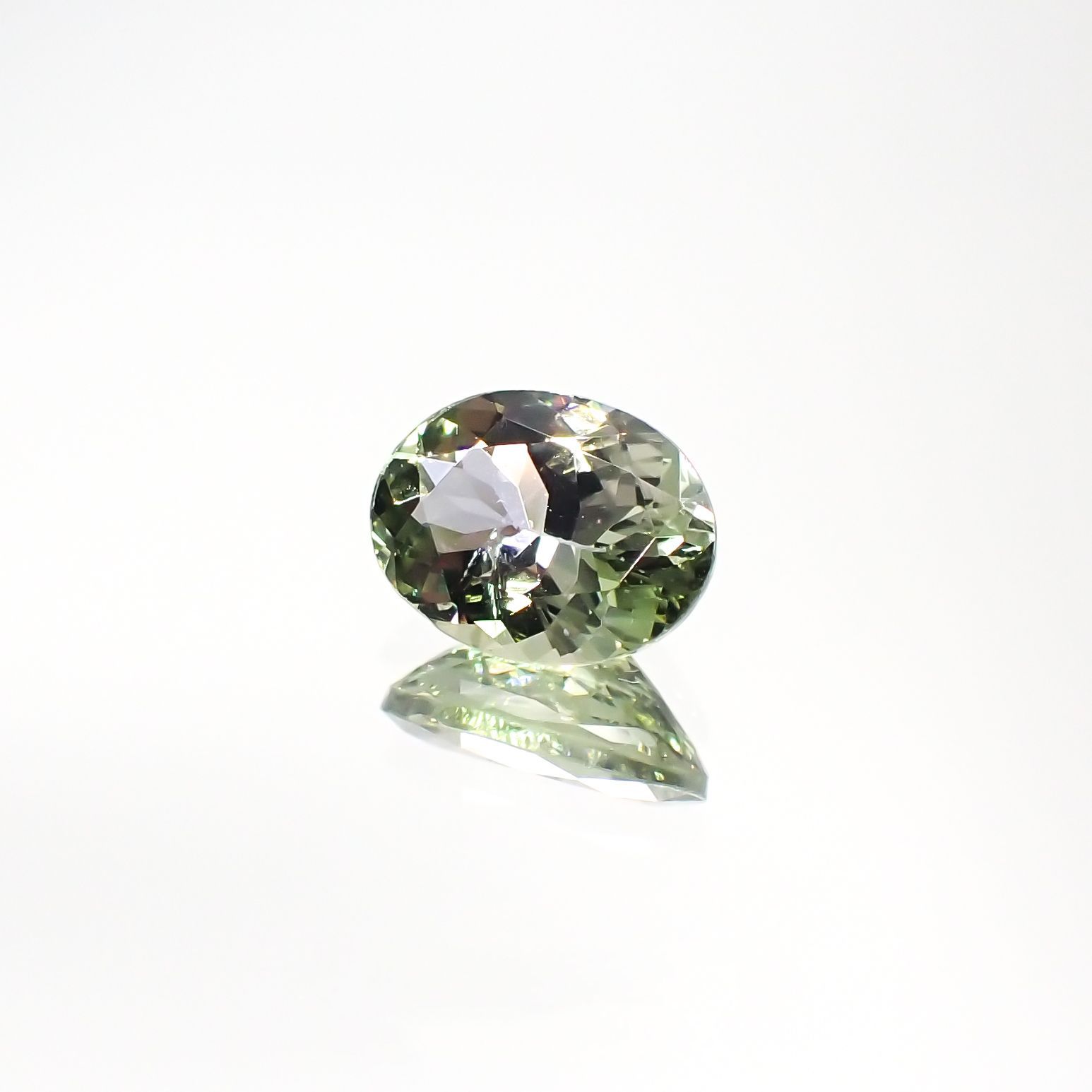 バイカラータンザナイト(宝石名バイカラー・ゾイサイト) タンザニア産 1.56ct 識別済[210812651]8.6×6.5mm前後