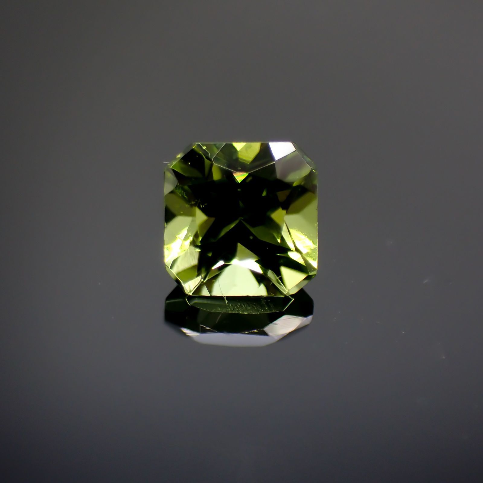 ◇アッシャーカット◇ペリドット(宝石名ペリドット) パキスタン産 0.75ct 識別済[211013490]5×5mm前後