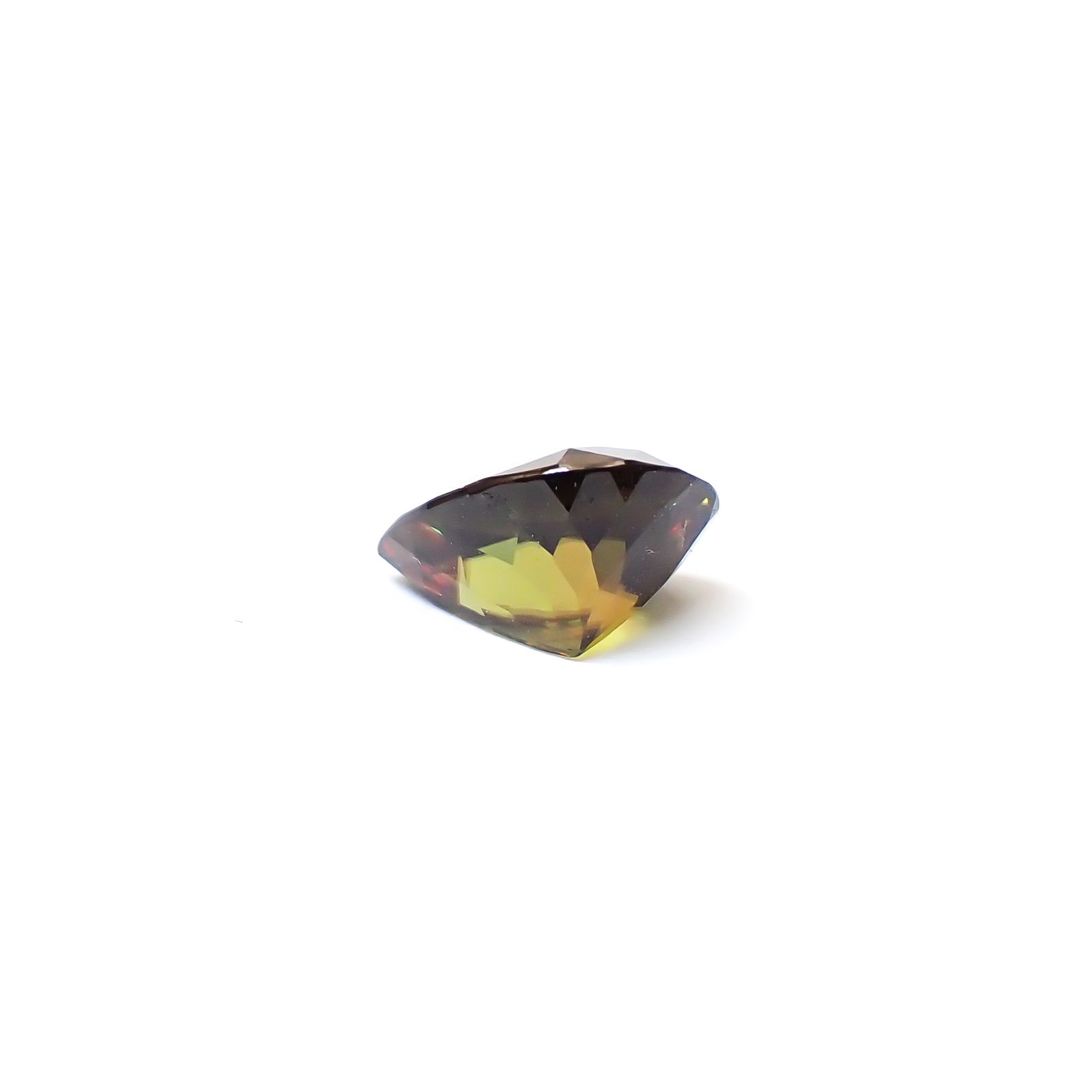 カラーチェンジスフェーン パキスタン産 1.78ct / 9.1x6.8mm前後 [260632491]