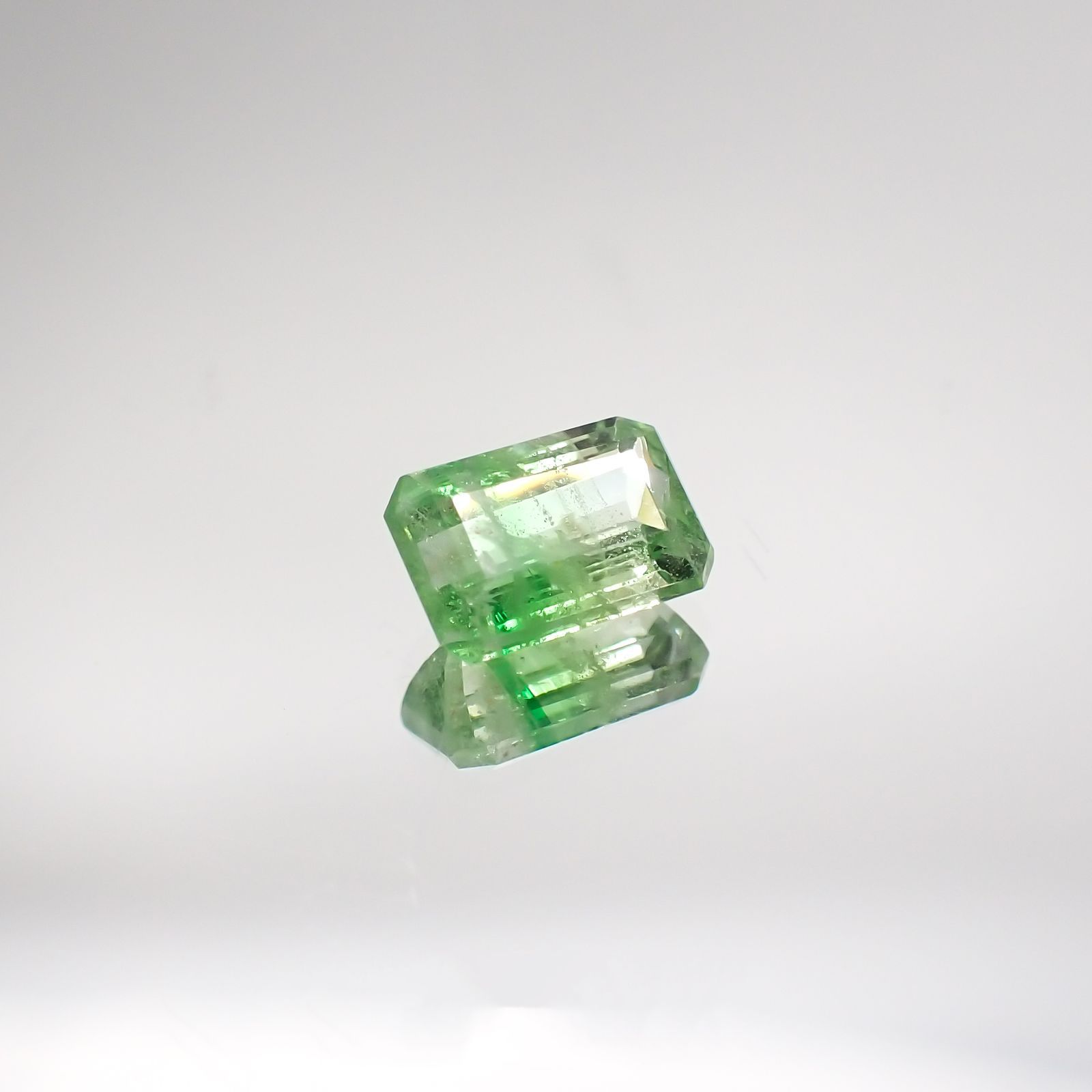 バイカラーツァボライト(宝石名グリーン グロッシュラー・ガーネット) タンザニア産 0.89ct 識別済[231225108]6.5×4.3mm前後