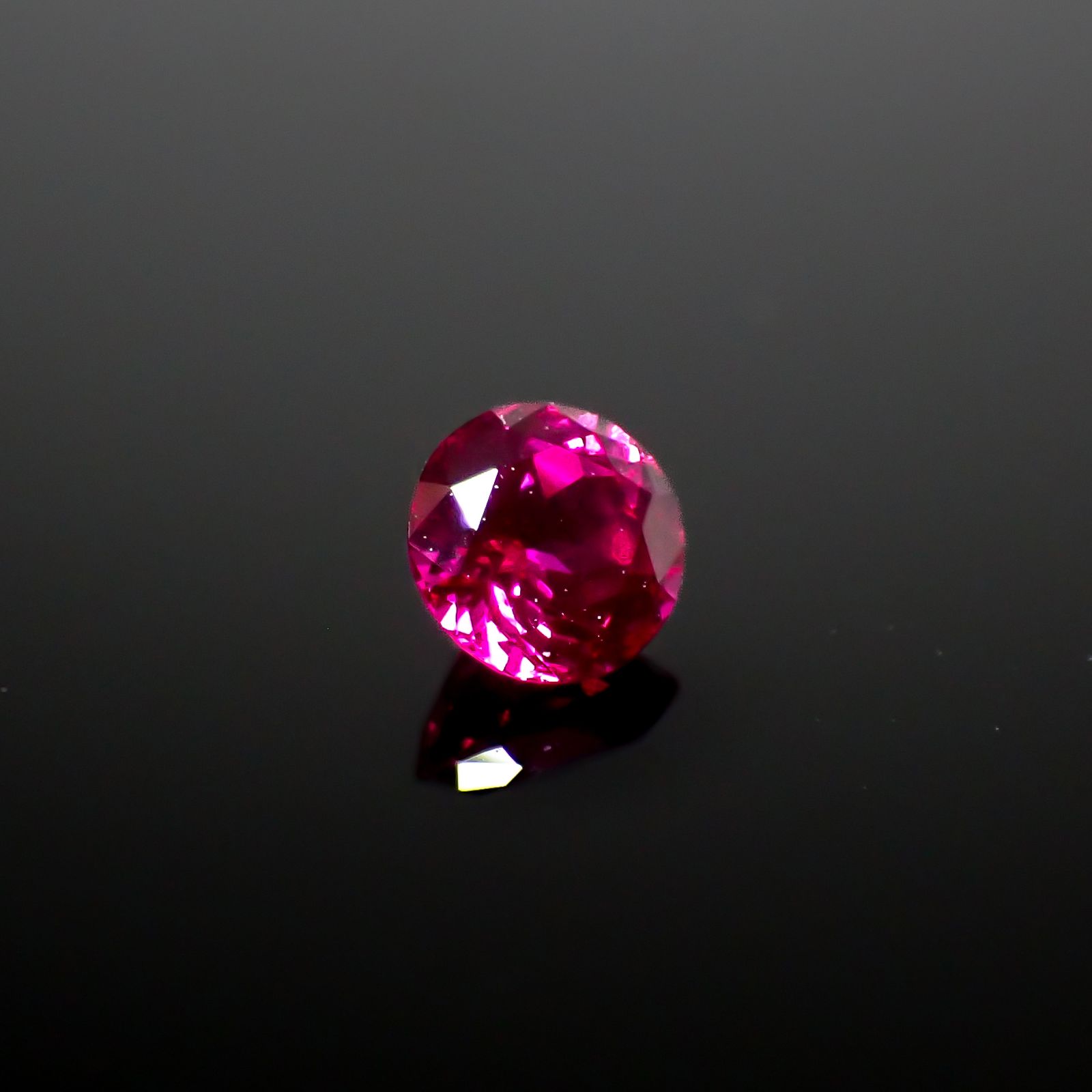 ルビー 非加熱(宝石名ルビー)ミャンマー・モゴック産 0.27ct GIT鑑付[241129474]3.78x3.69mm前後