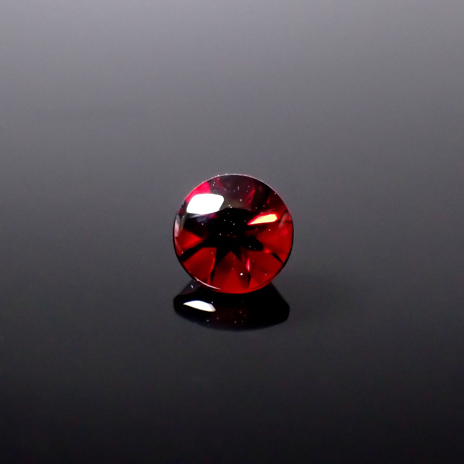 ◇バフトップカット◇アントヒルガーネット(クロムパイロープガーネット) アメリカ・アリゾナ州産 0.49ct / 4.6x4.6mm前後 [251131341]