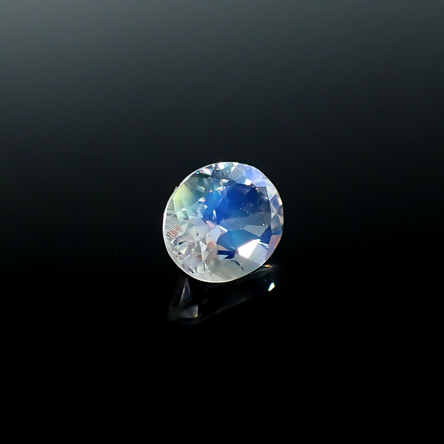 レインボームーンストーン タンザニア産 0.89ct [250730917]7.2x6mm前後