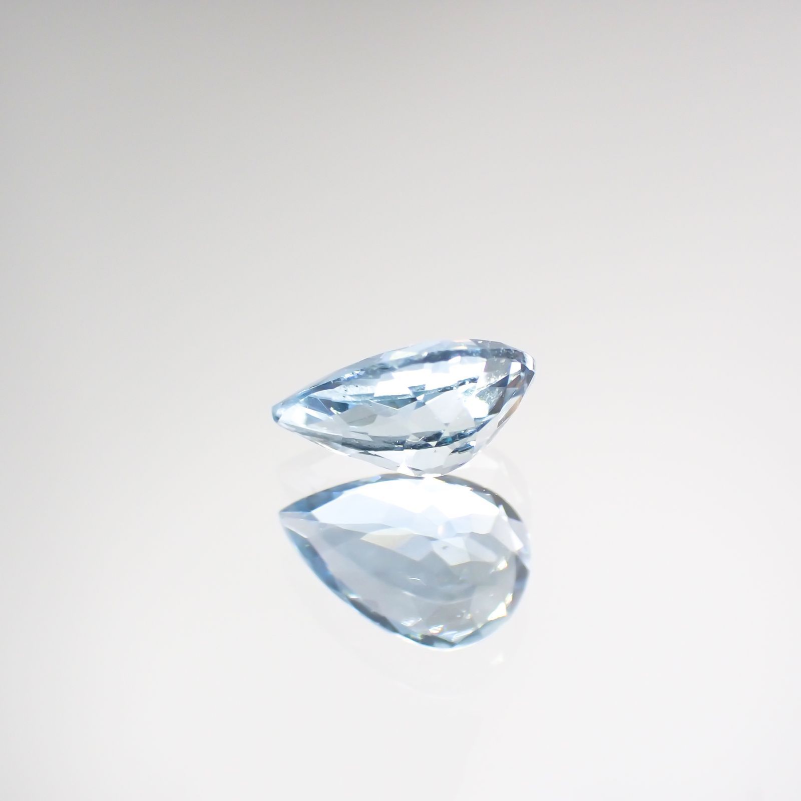 サンタマリアアクアマリン(宝石名アクアマリン) ブラジル産 0.576ct ソ付(彩珠)[210812632]7.2×4.8mm前後