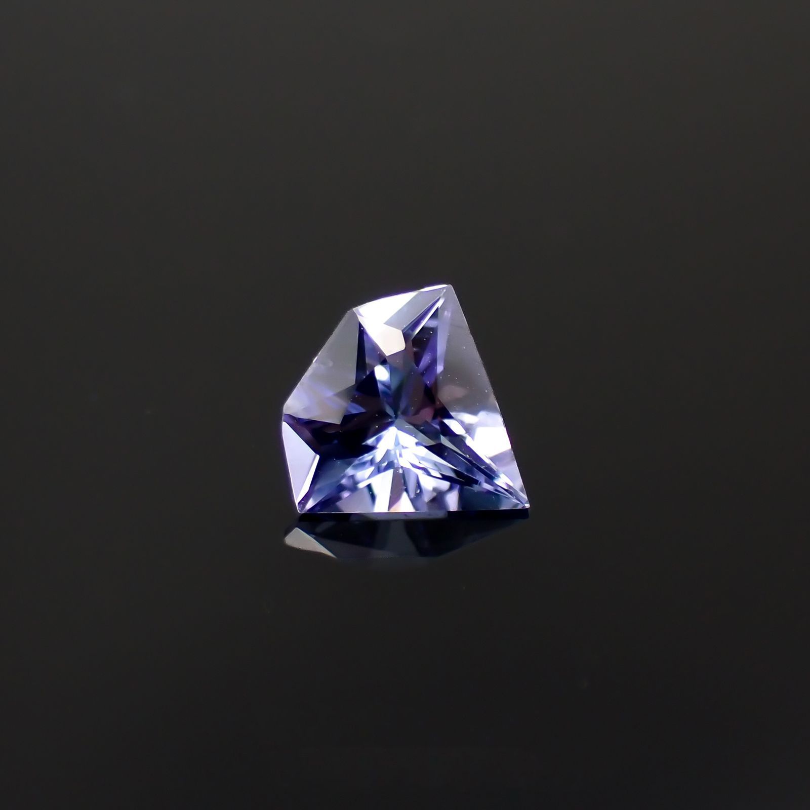 ◇カスタムカット◇タンザナイト(宝石名タンザナイト)タンザニア産 0.54ct 識別済[221118963]6.2x6.6mm前後