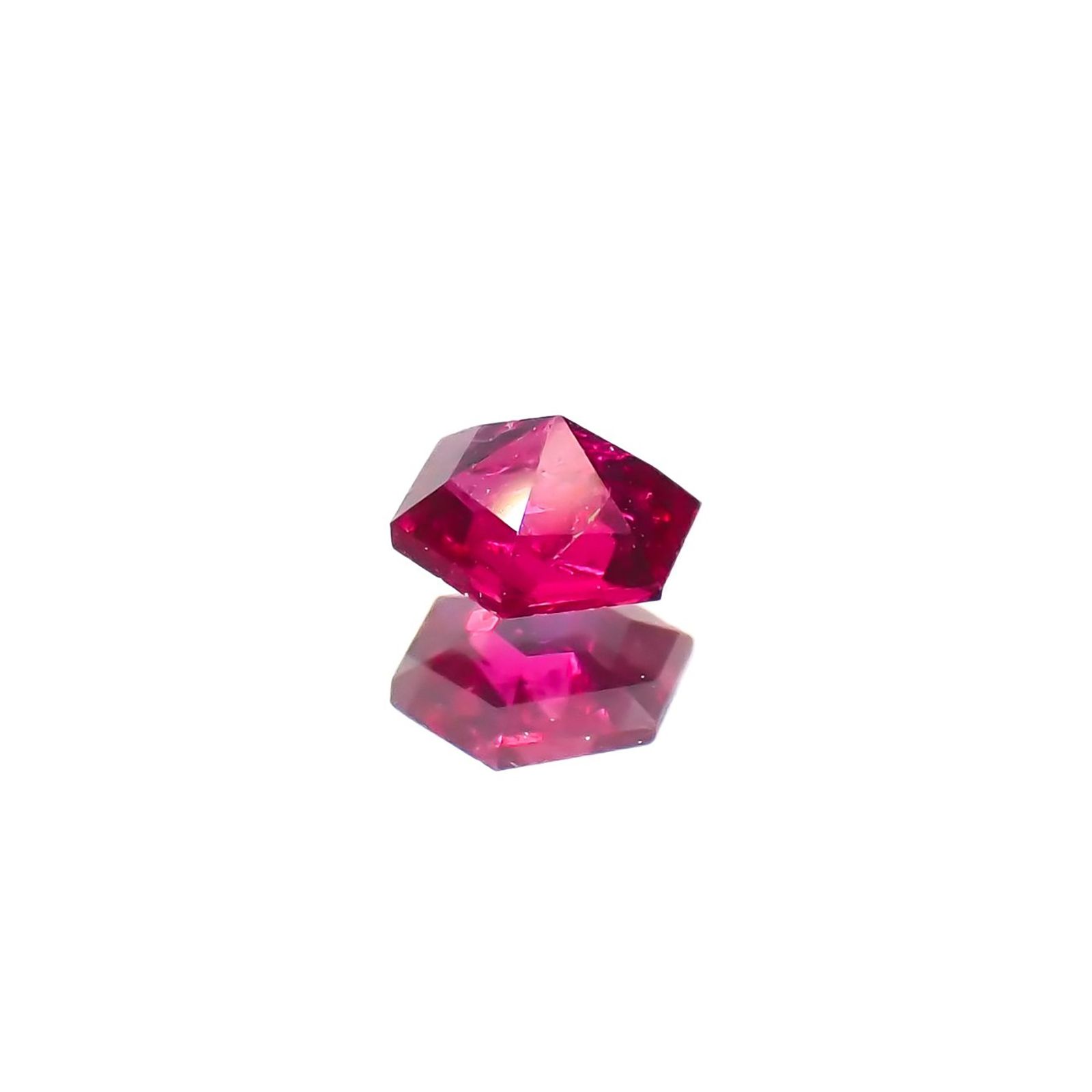 ◇ヘキサゴンカット◇ルビー 非加熱 モザンビーク産 0.25ct / 3.5x3.5mm前後 [240427112]