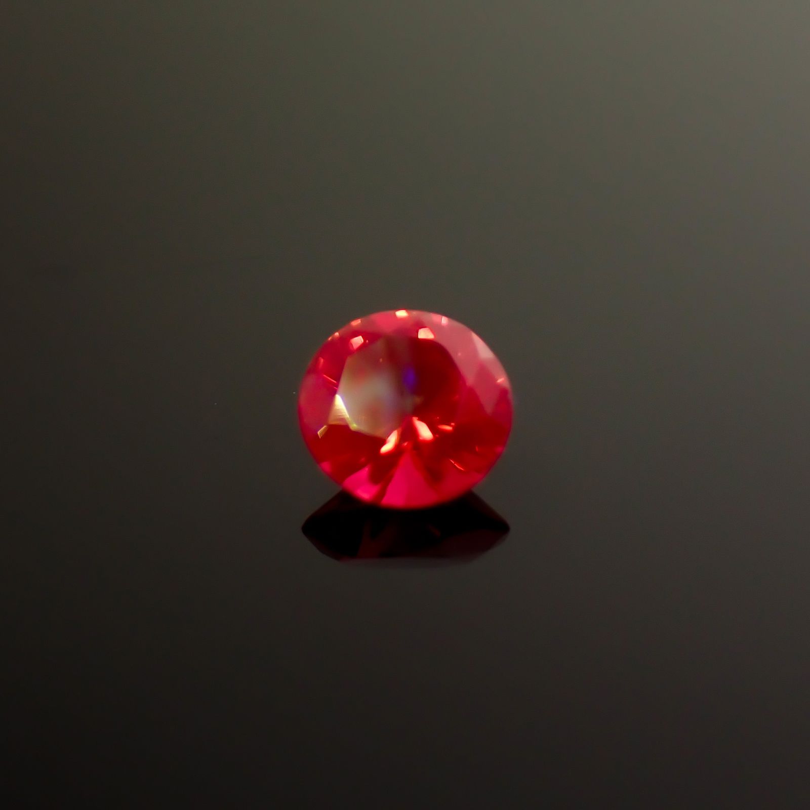 レッドスピネル タンザニア産 0.32ct / 4.3x4.2mm前後 [260732561]