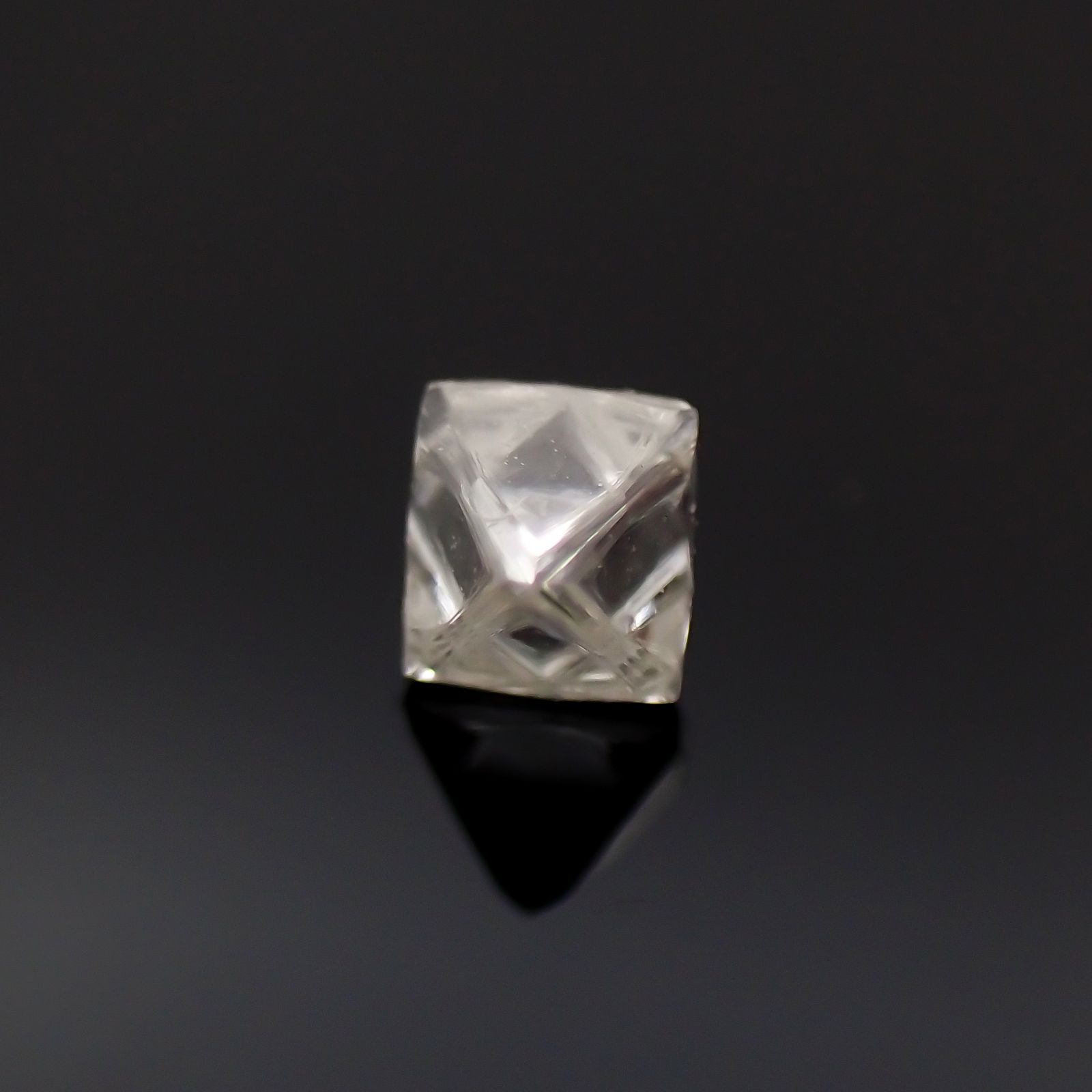 ソーヤブルダイヤモンド 原石(トライゴンあり・薄/Trigon) ロシア産 0.085ct[230923471]2.7x2.6mm前後