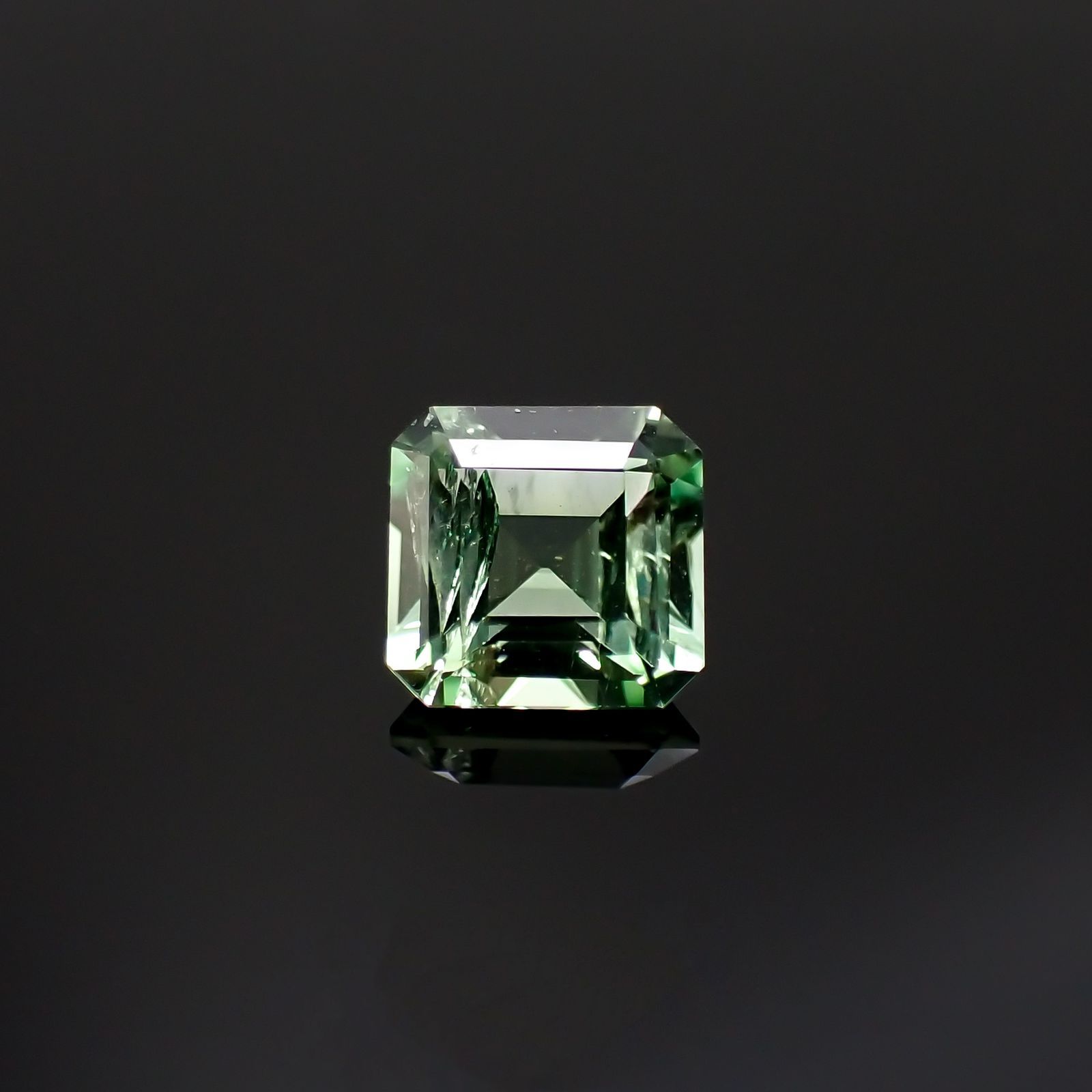 バナジウムコーネルピン(宝石名コーネルピン)タンザニア・タンガ州産 識別済 0.57ct / 4.9x4.8mm前後 [220716764]
