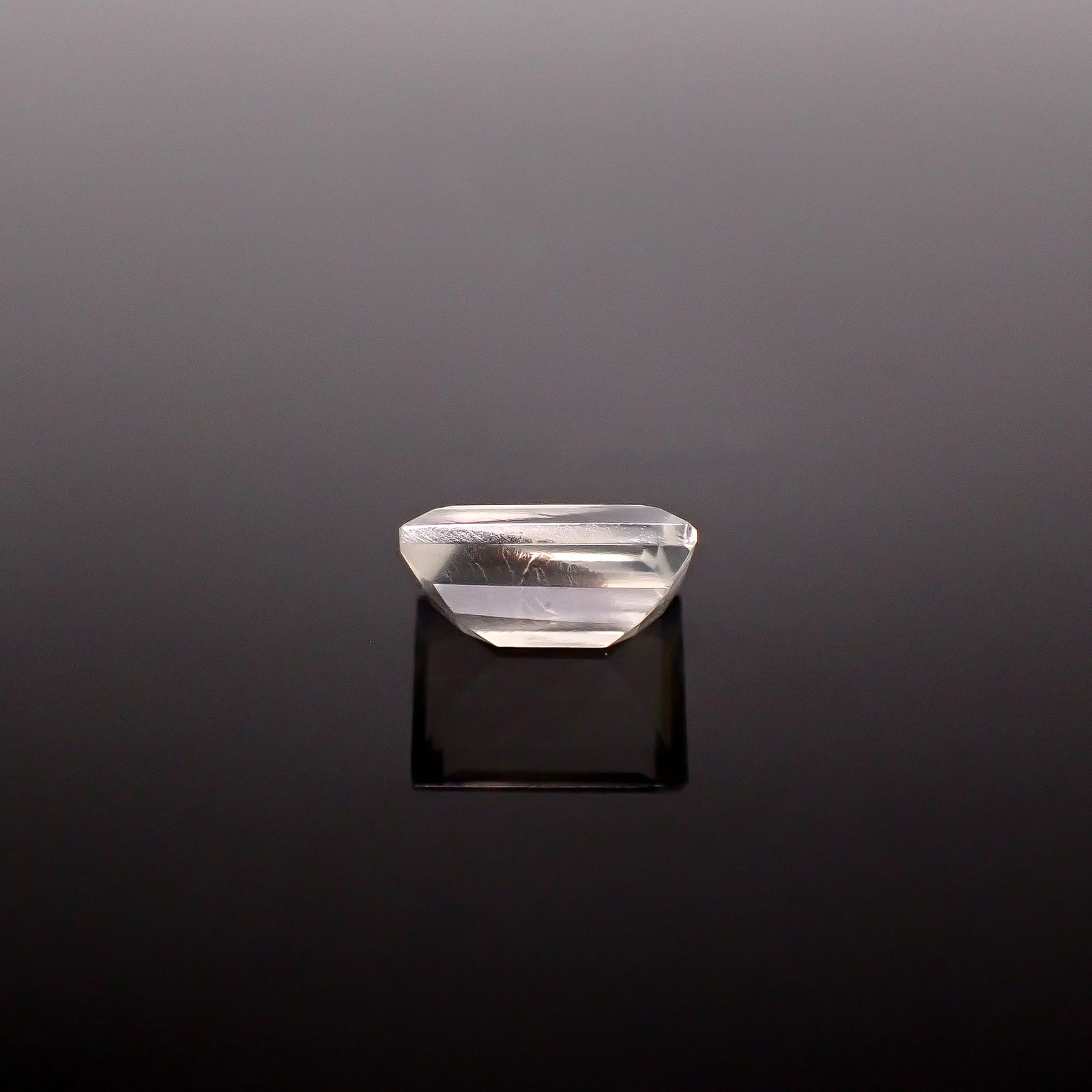 マラウイムーンストーン マラウイ共和国産 4.85ct / 12x9.2mm前後 [260331805]