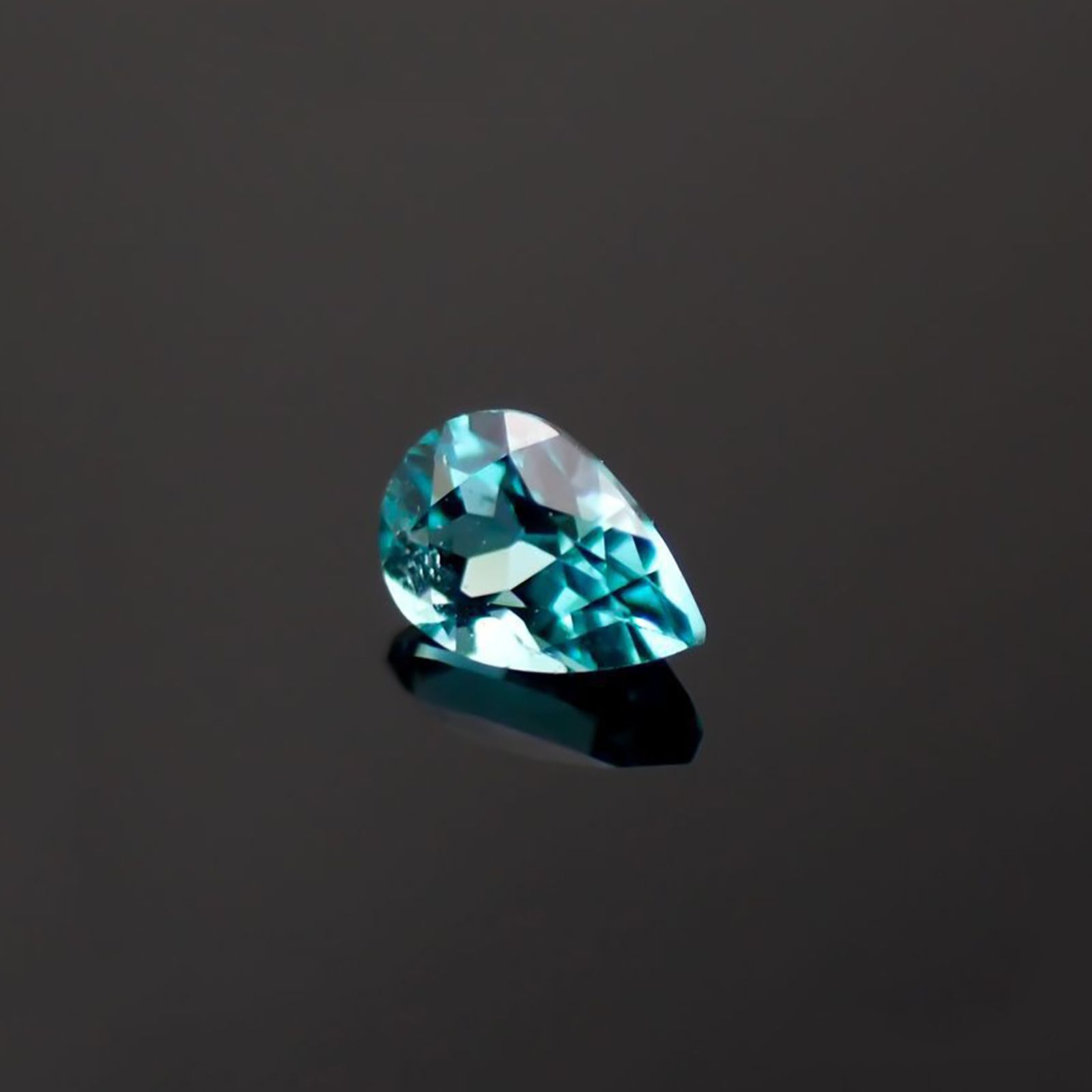 パライバトルマリン(宝石名トルマリン/別名パライバ・トルマリン)ブラジル産 識別済 0.075ct / 3.3x2.2mm前後 [221018777]