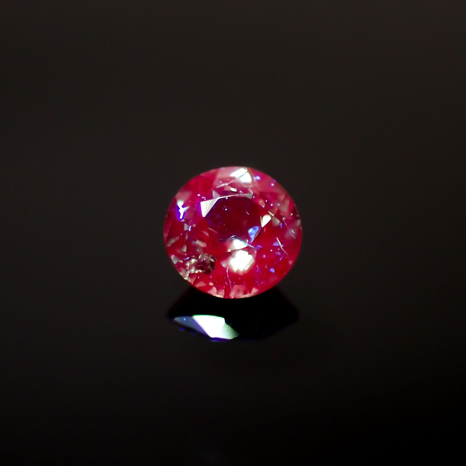 アレキサンドライト(宝石名アレキサンドライト)ブラジル産/EmeraldMains社製 0.124ct ソ付(彩珠)[231224616]3.1x3.1mm前後