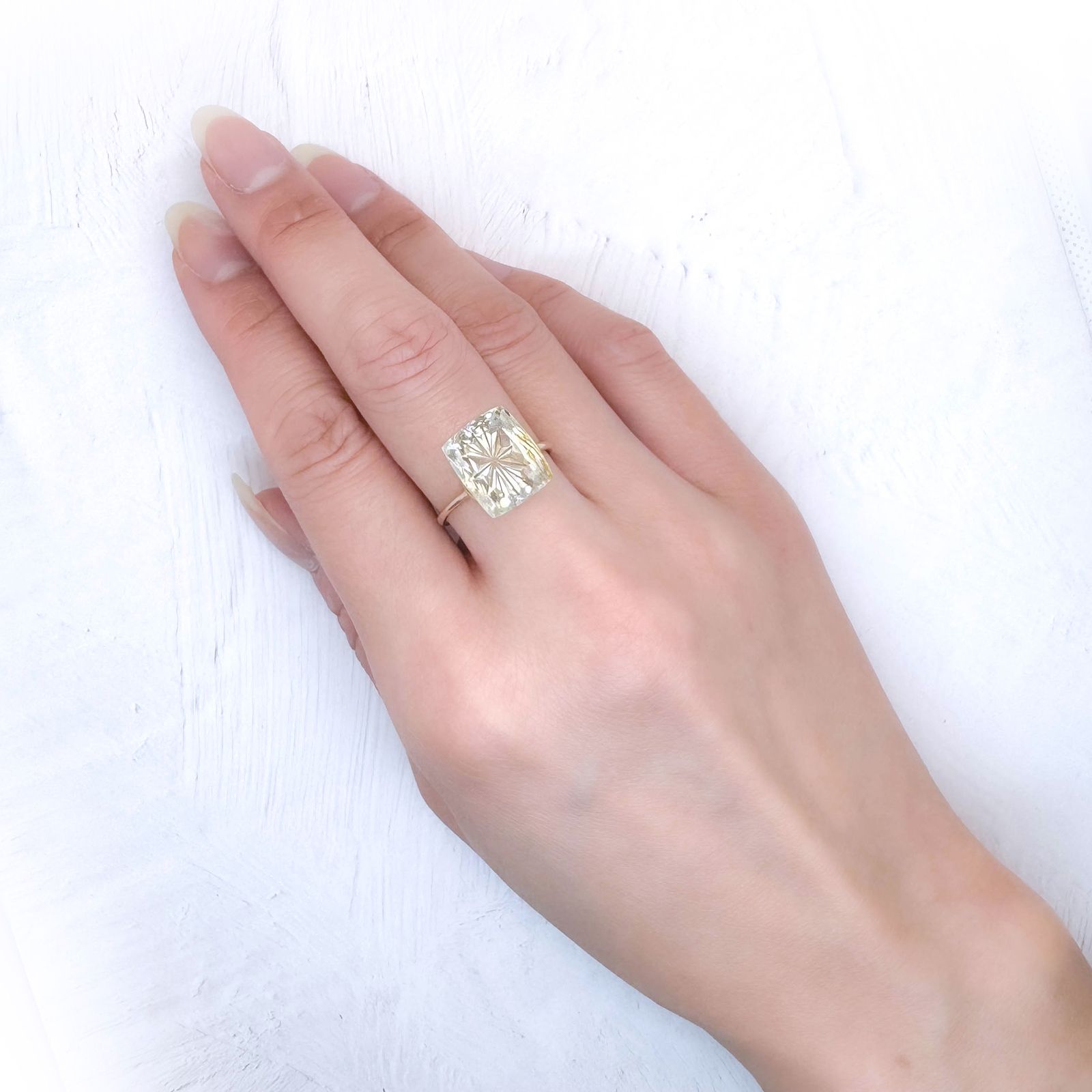 ◇甲州貴石切子Plus Three◇ニードルイントパーズ(チューブイントパーズ) ブラジル・ミナスジェライス州産 6.73ct / 12.4x10.5mm前後 [251231461]