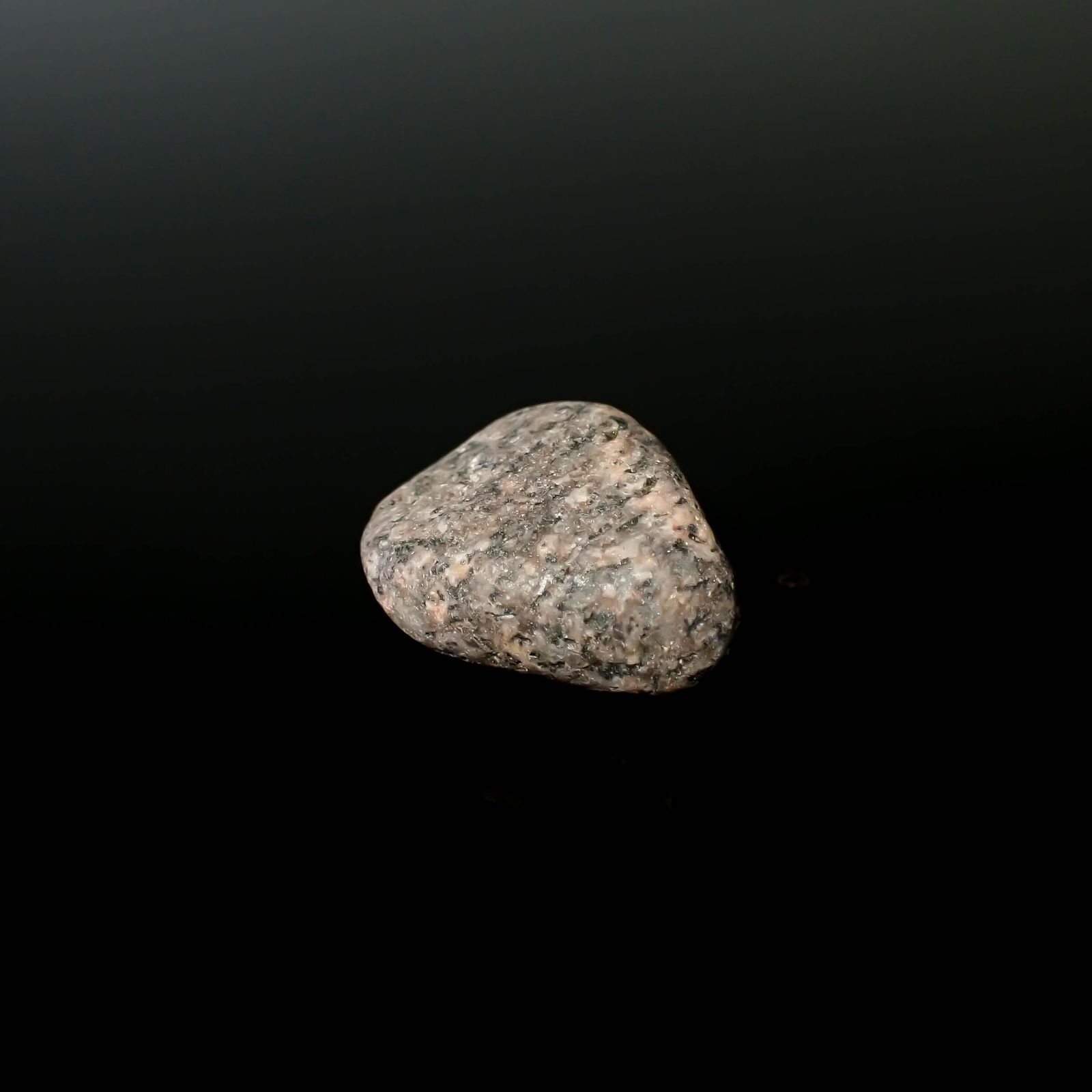 ユーパーライト 原石 （ギャランティカード付） 発見地：アメリカ・スペリオル湖 18.39ct [250530474]18.8x15.8mm前後