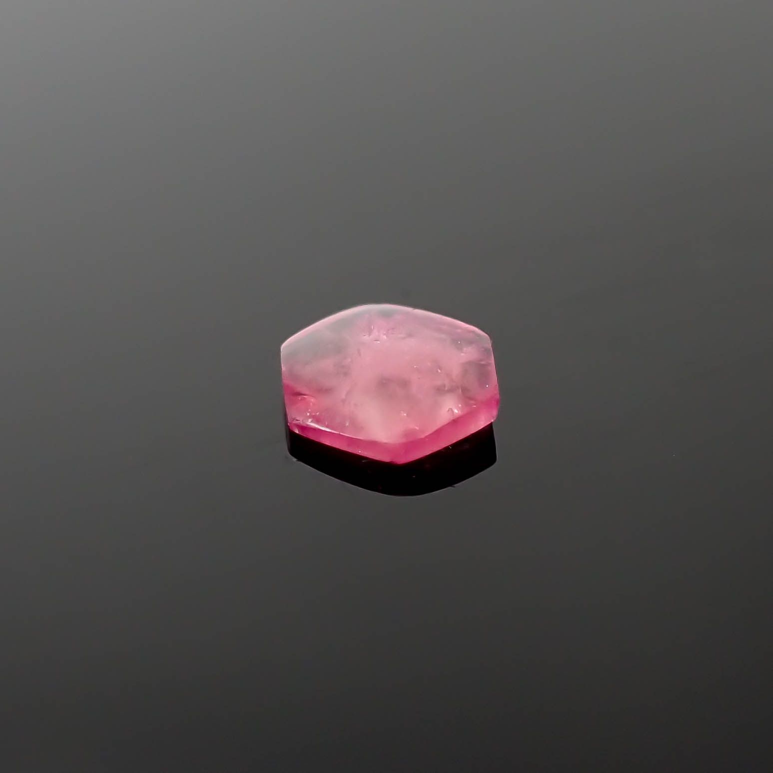 レッドベリル/ピンクベリル 原石スライス磨き アメリカ・ユタ州産 0.26ct[240326677]4.8x4.5mm前後