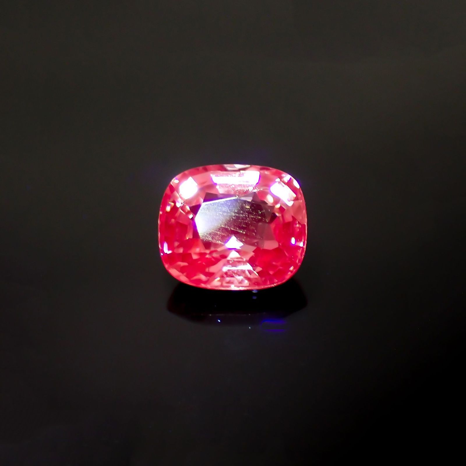 パープルスピネル(宝石名スピネル)ビルマ産 識別済 1.41ct / 7.3x6.2mm前後 [231124305]