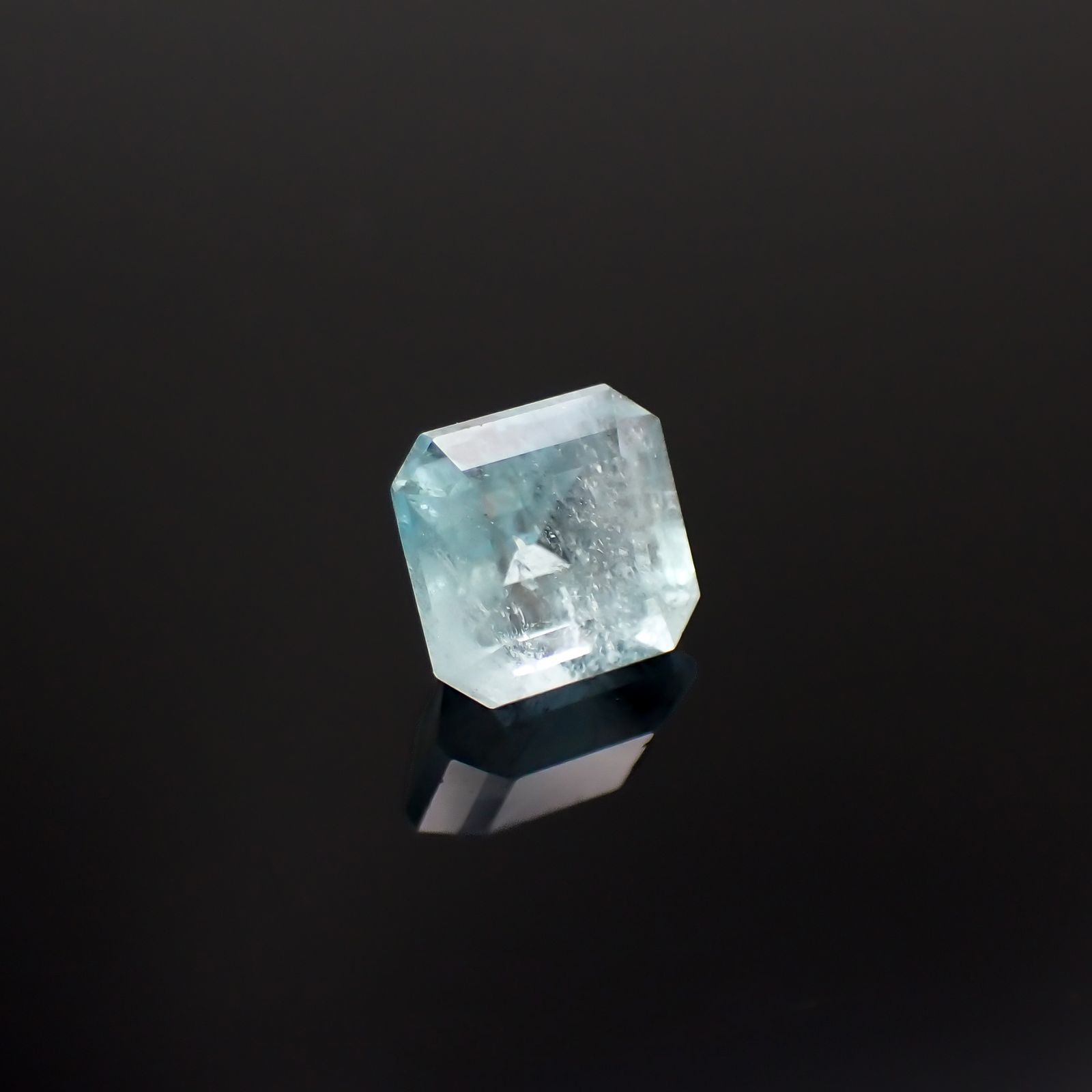 ユークレース(宝石名ブルー・ユークレース)コロンビア産 2.368ct ソ付(彩珠)[221018850]7.6x7.2mm前後