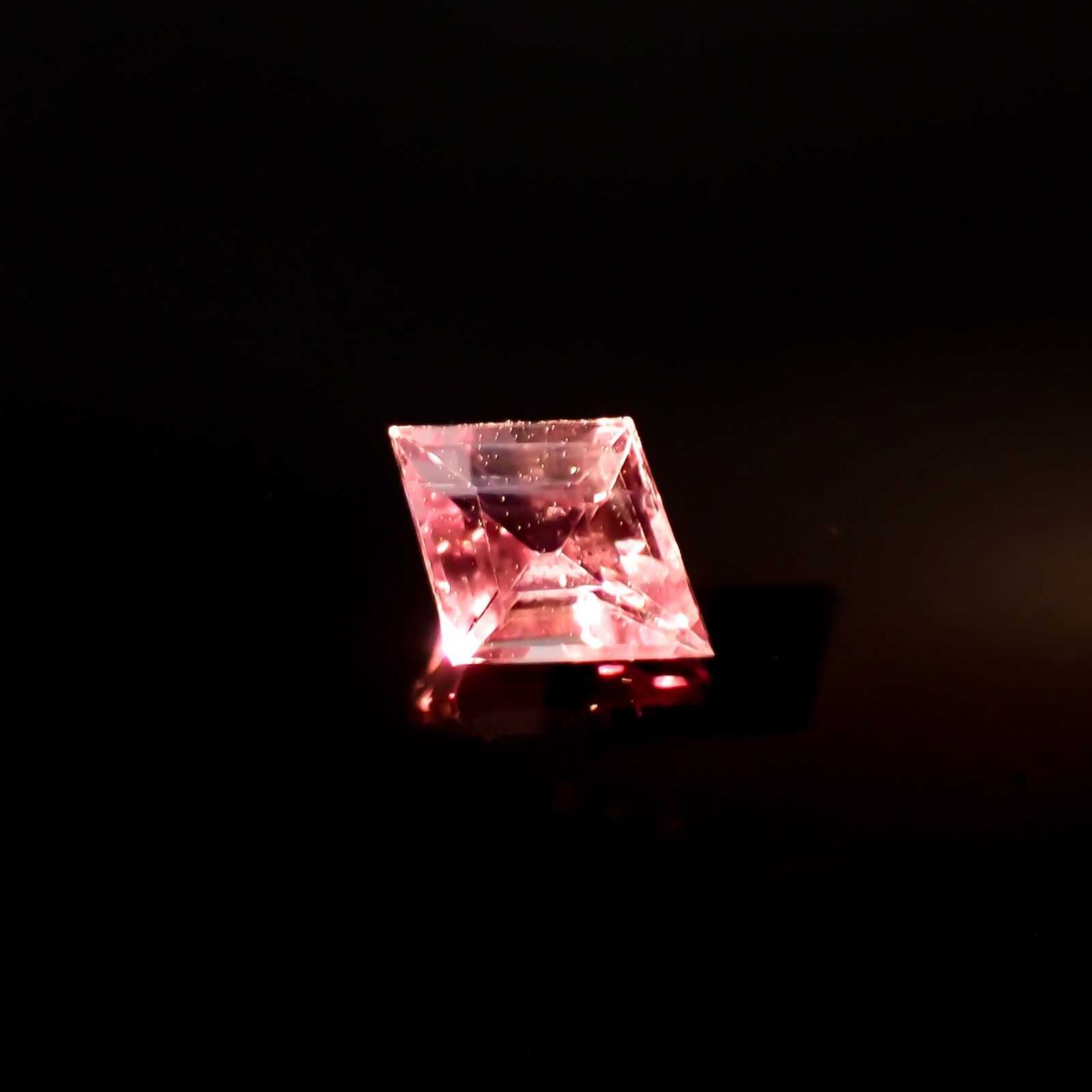 ◇カスタムカット◇カラーシフト ピンクダイアスポア アフガニスタン産 0.74ct[240326992]7.7x5.9mm前後