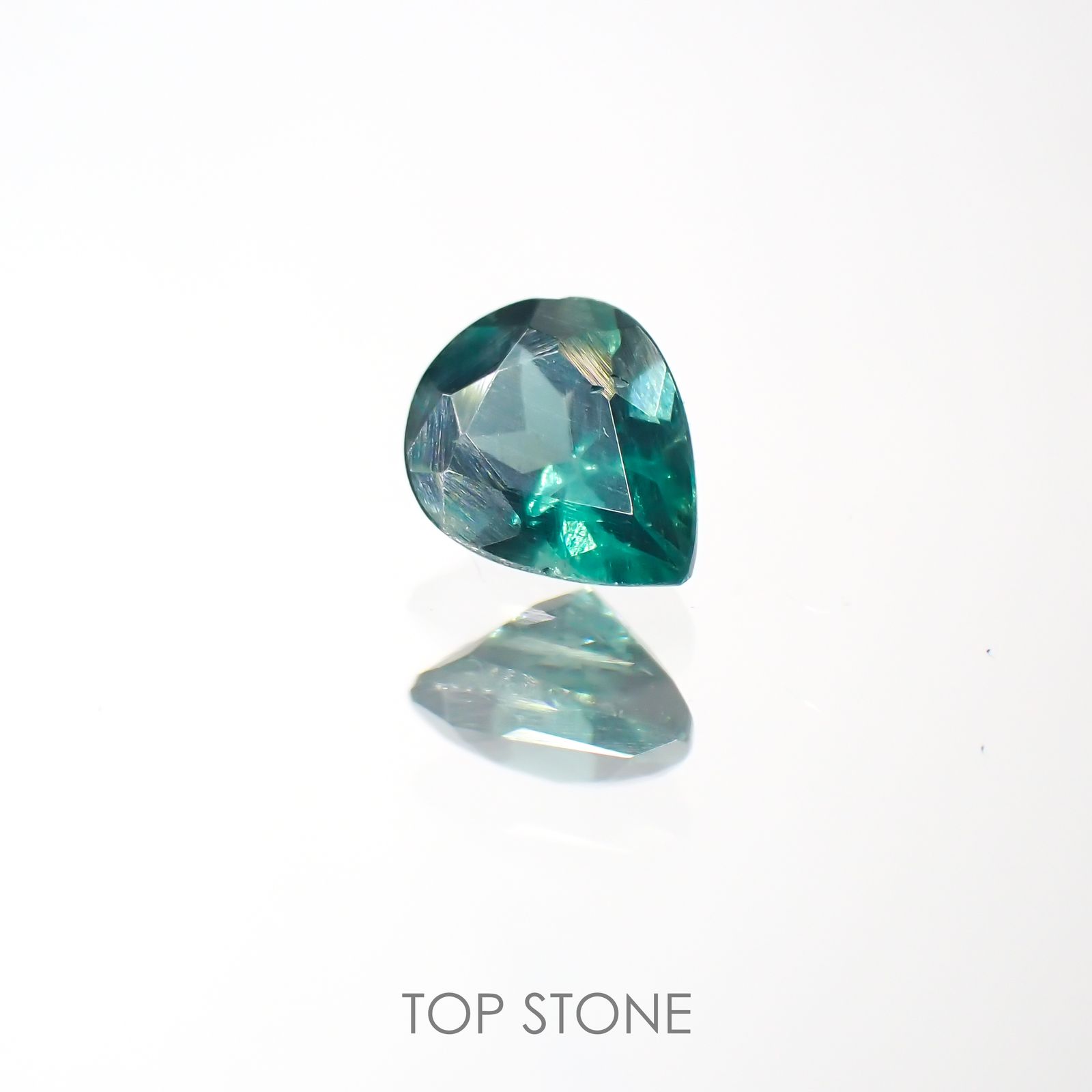 グリーンアパタイト(ノーブルモロキサイト)(宝石名アパタイト) マダガスカル産 0.25ct 識別済[211013539]4.8×3.7mm前後