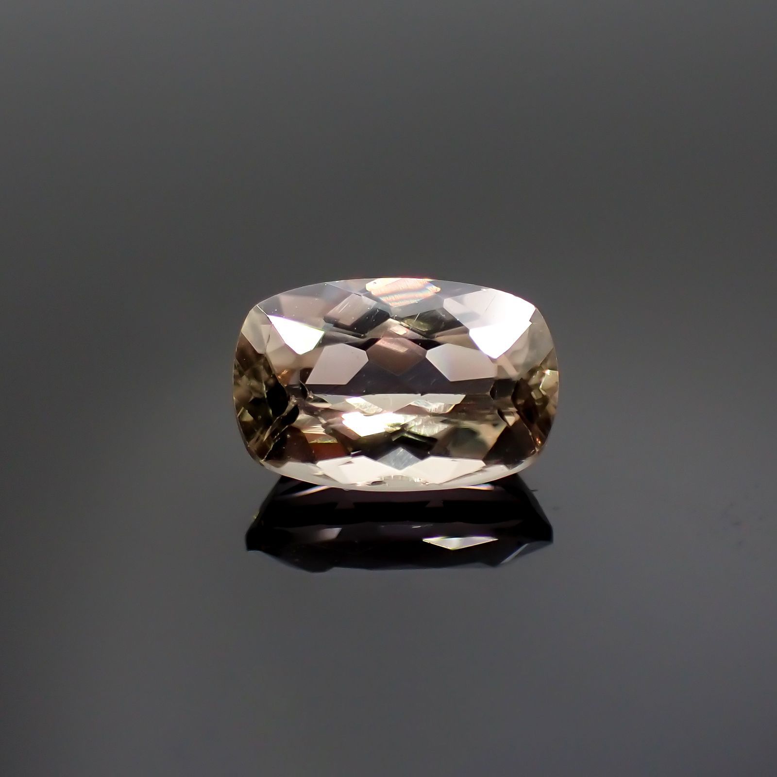 トルコ産ダイアスポア ダイアスポア(宝石名ダイアスポア)トルコ産 0.77ct 識別済