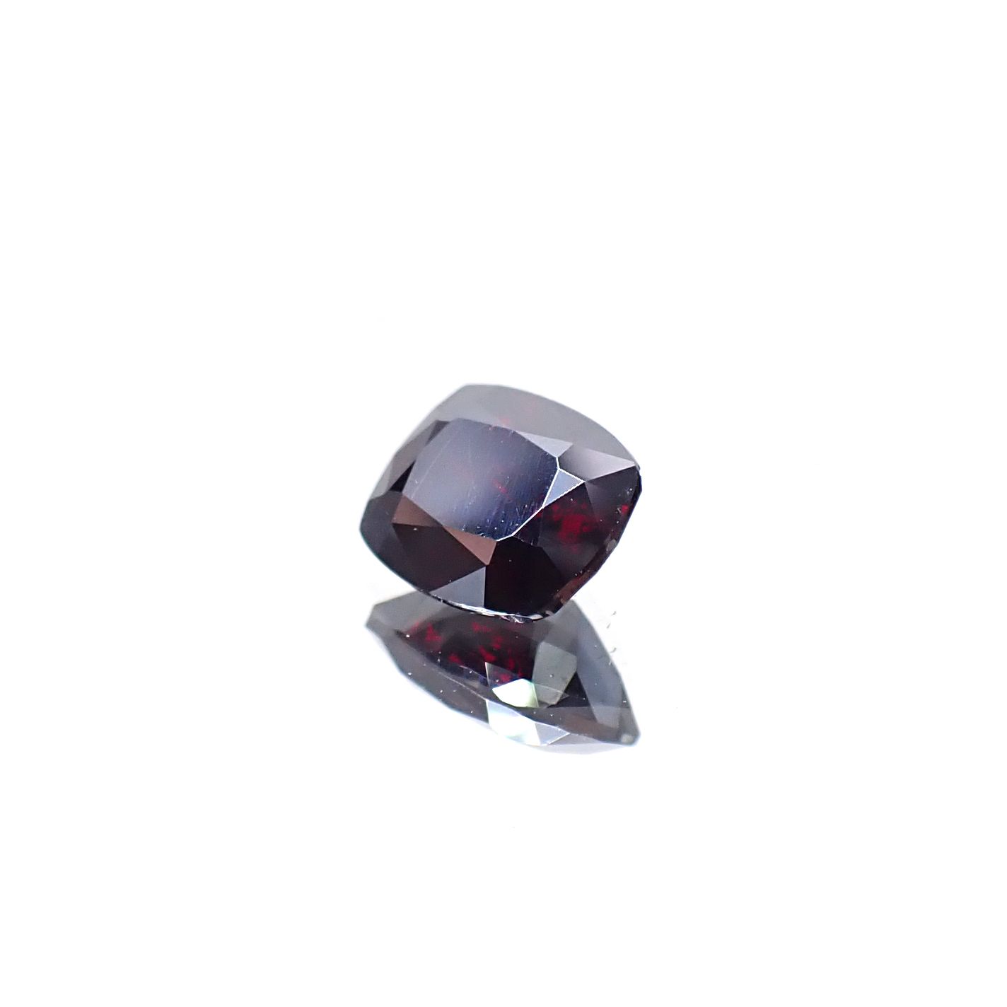 キュープライト単結晶(宝石名キュープライト)コンゴ民主共和国産 1.586ct ソ付(彩珠)[250630567]6.5x5.2mm前後
