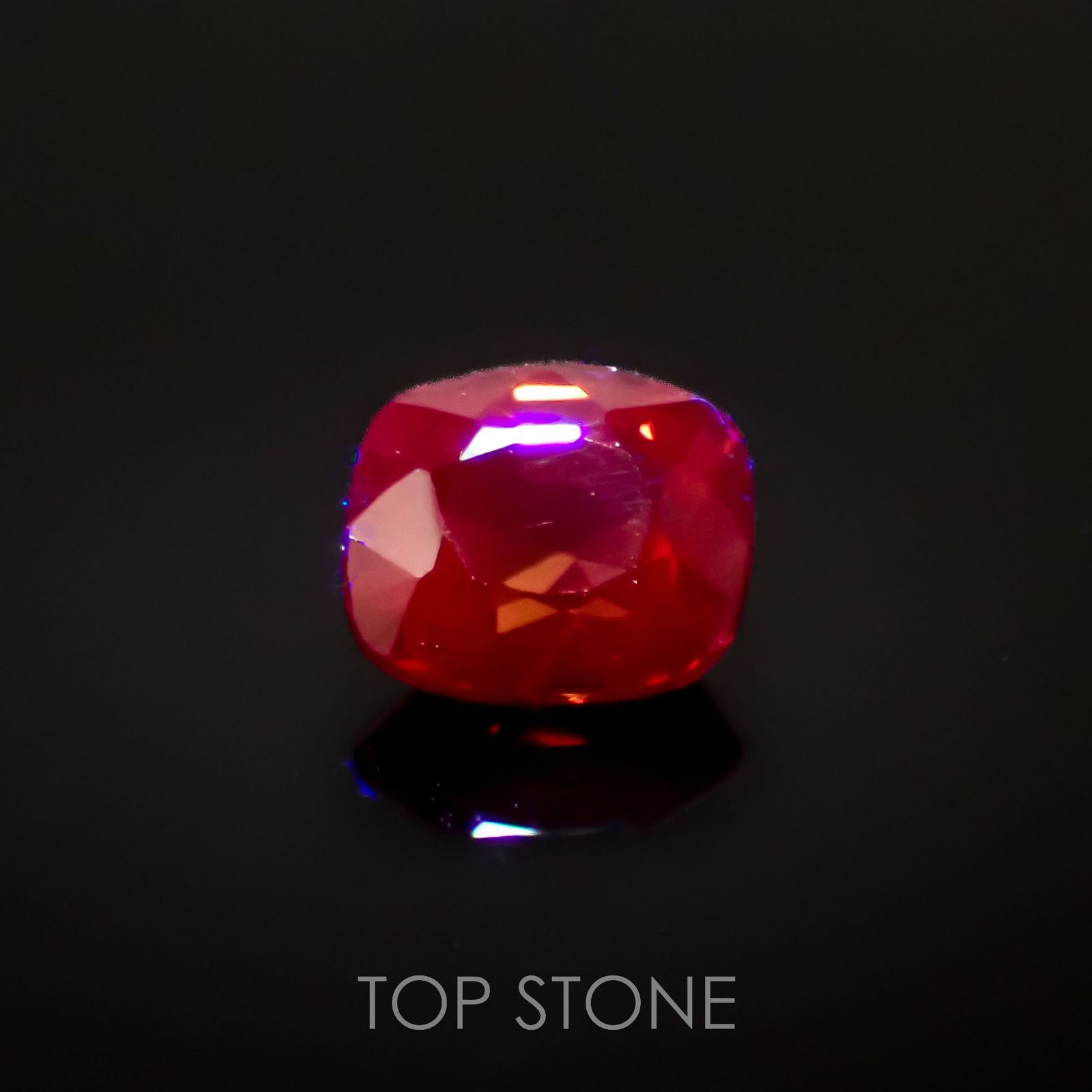 レッドスピネル(宝石名スピネル)ビルマ/マダガスカル産 0.62ct 識別済[220817538]5.3x4.5mm前後