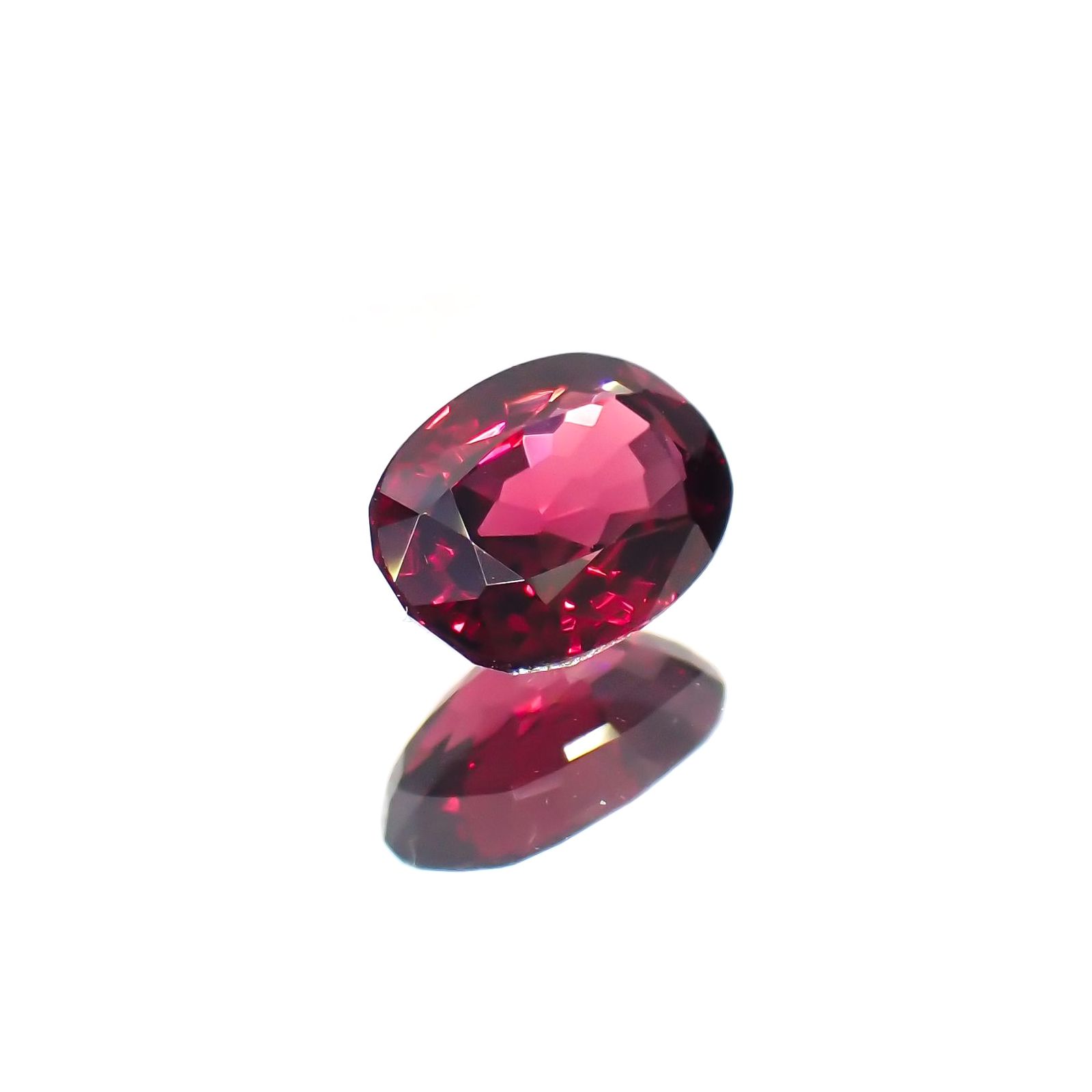 レッドスピネル(宝石名レッド・スピネル)タンザニア産 識別済 0.94ct / 6.9x5.1mm前後 [260114320]