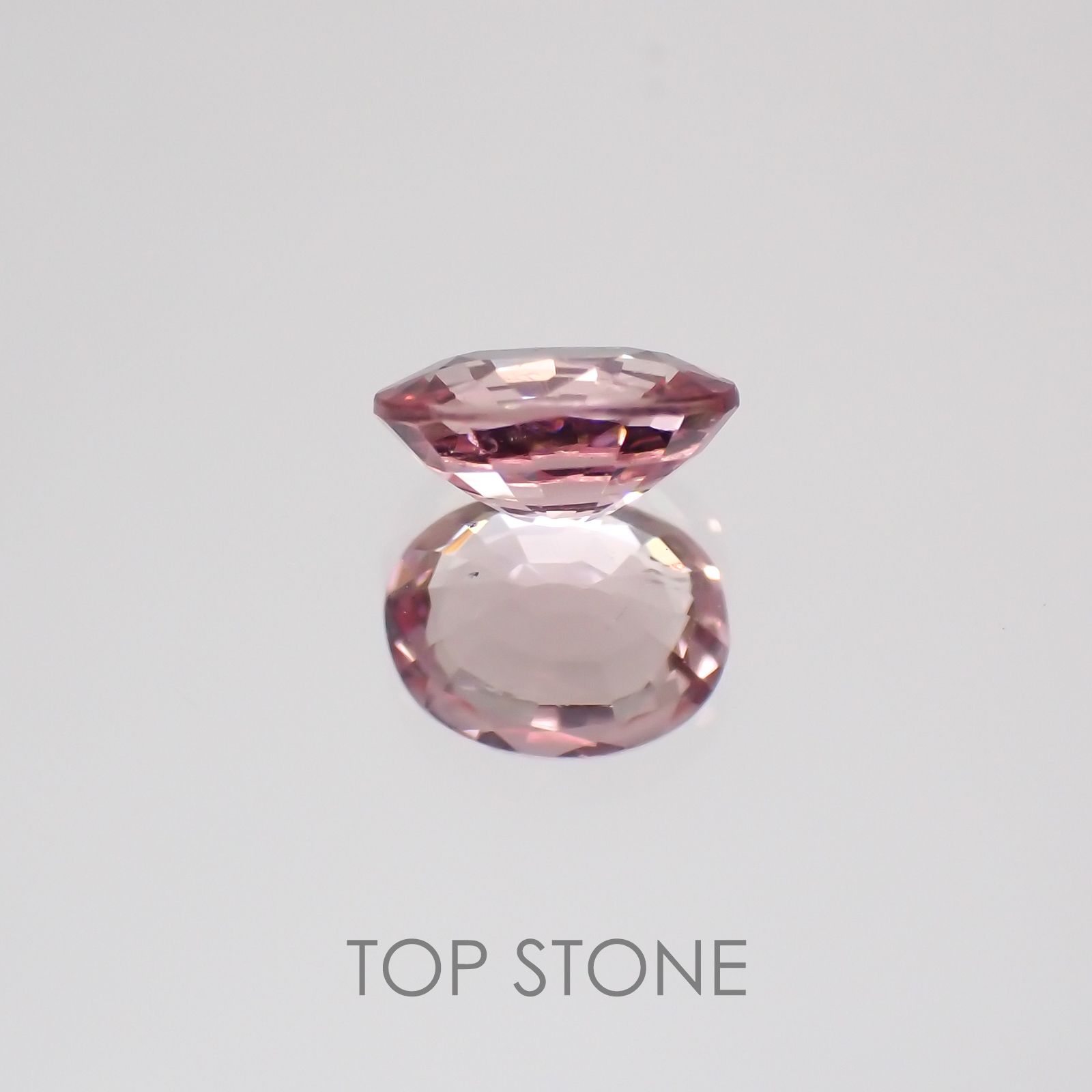 カラーチェンジマラヤガーネット タンザニア産 ルース 0.65ct[21019640]5.8×4.7mm前後