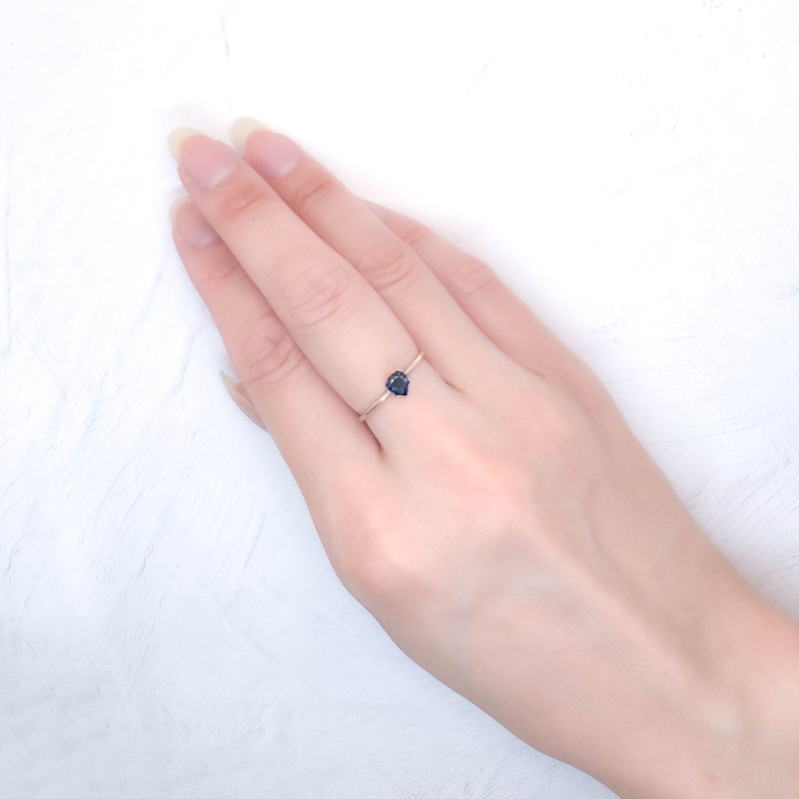 サファイア スリランカ/マダガスカル産 0.34ct / 4.8x4.1mm前後 [251031229]