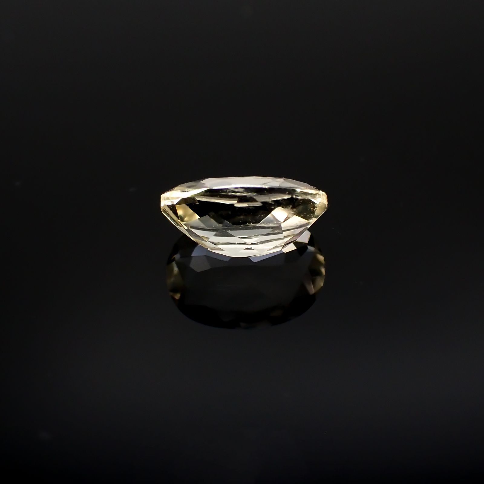 イエロースキャポライト(宝石名イエロー・スキャポライト)ブラジル・ミナスジェライス州産 識別済 1.01ct / 7.9x5.7mm前後 [251118018]