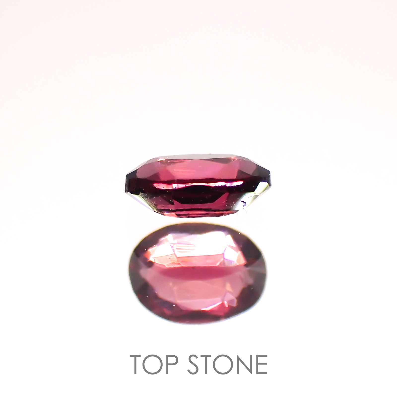 レッドスピネル(宝石名レッド・スピネル)タンザニア産 0.18ct 識別済[220114330]3.9x3mm前後