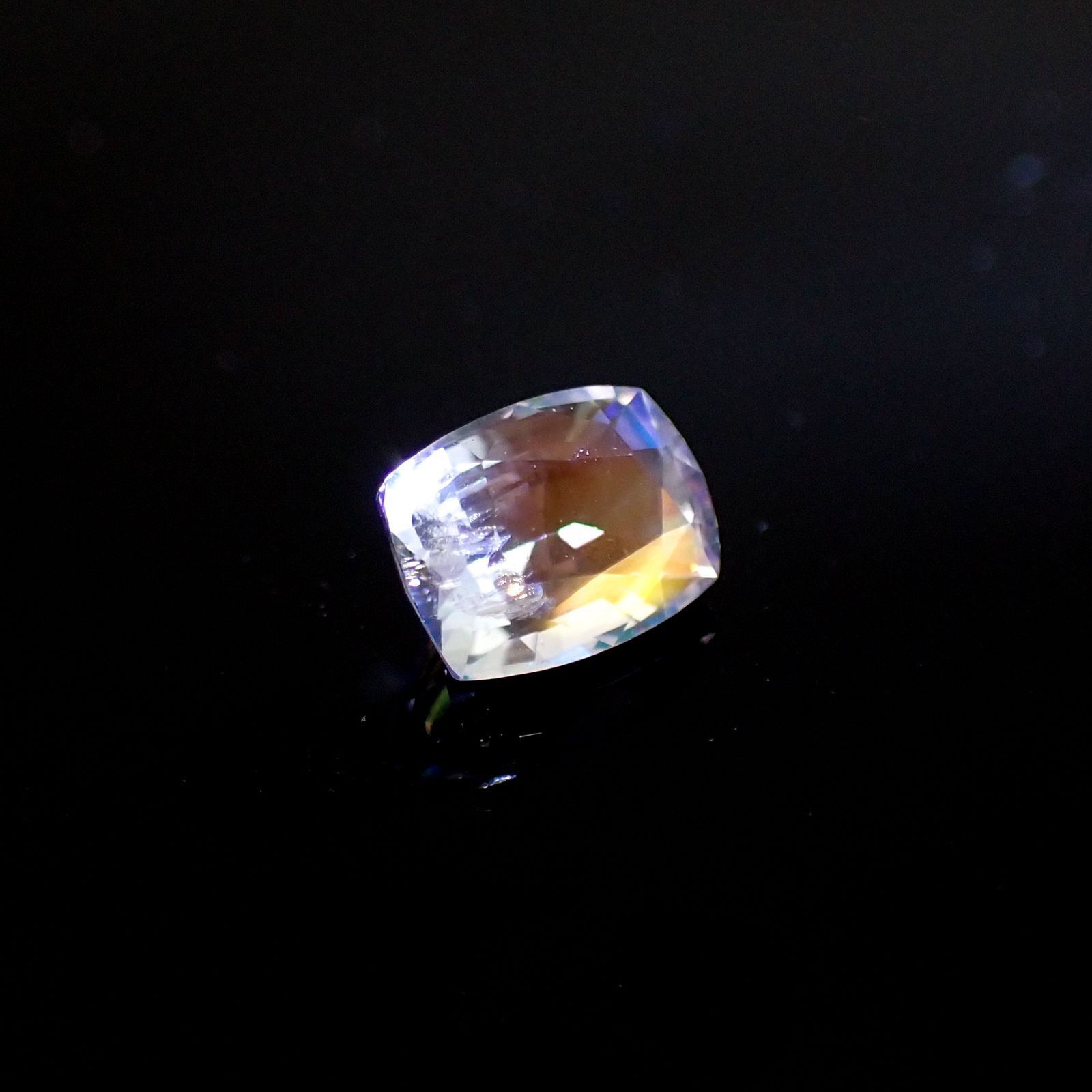 レインボームーンストーン(宝石名ラブラドライト) マダガスカル産 ソ付(彩珠) 1.031ct / 7.1x5.2mm前後 [251210407]