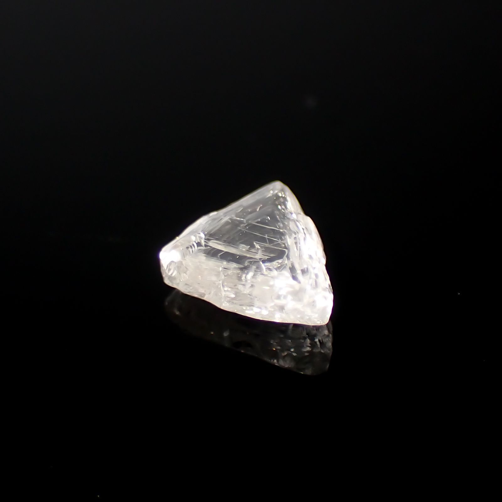 マクルダイヤモンド(宝石名ダイアモンド)カナダ産 原石 0.44ct 識別済[220115338]4.7x5.4mm前後