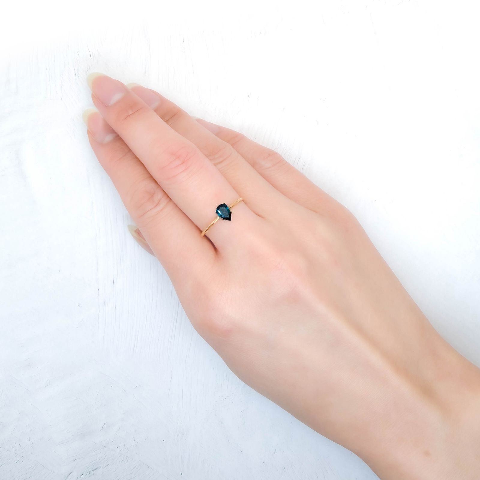 ベキリーブルーガーネット(宝石名パイロープ スペサルティン・ガーネット カラーチェンジ・タイプ)マダガスカル・ベキリー産 ソ付(彩珠) 0.357ct / 6.1x4.1mm前後 [251231538]