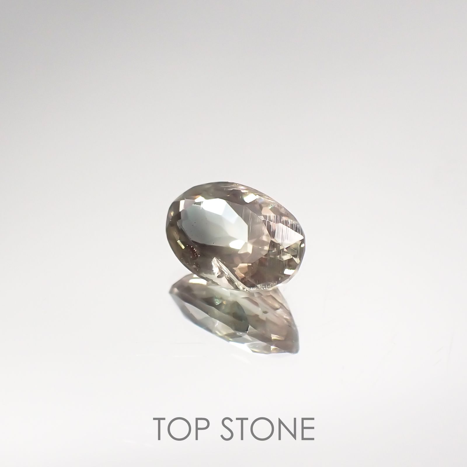 バイカラーオレゴンサンストーン(宝石名バイカラー・ラブラドライト) アメリカ・オレゴン州産 1.090ct ソ付(彩珠)[210711951]8.1×5.3mm前後