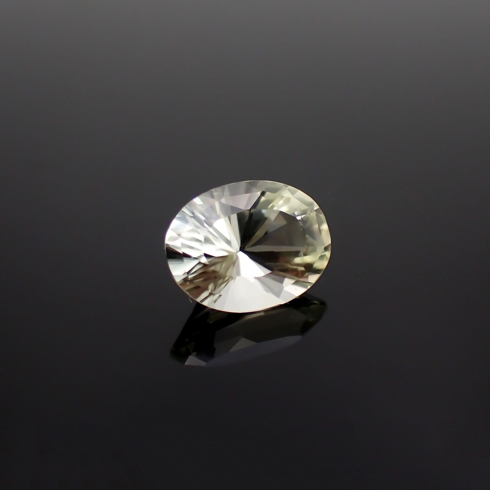 ダトーライト(宝石名ダトライト)ロシア産 3.324ct ソ付(彩珠)[221018687]11.2x8.3mm前後