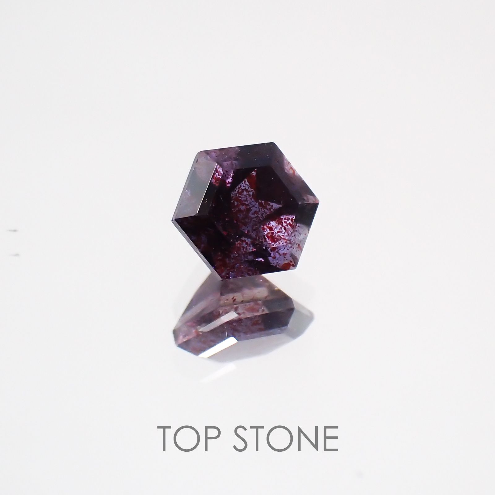 ◇ヘキサゴンカット◇ブラッドショットアイオライトSA インド産 ルース 0.31ct[210210085]4.1×4mm前後