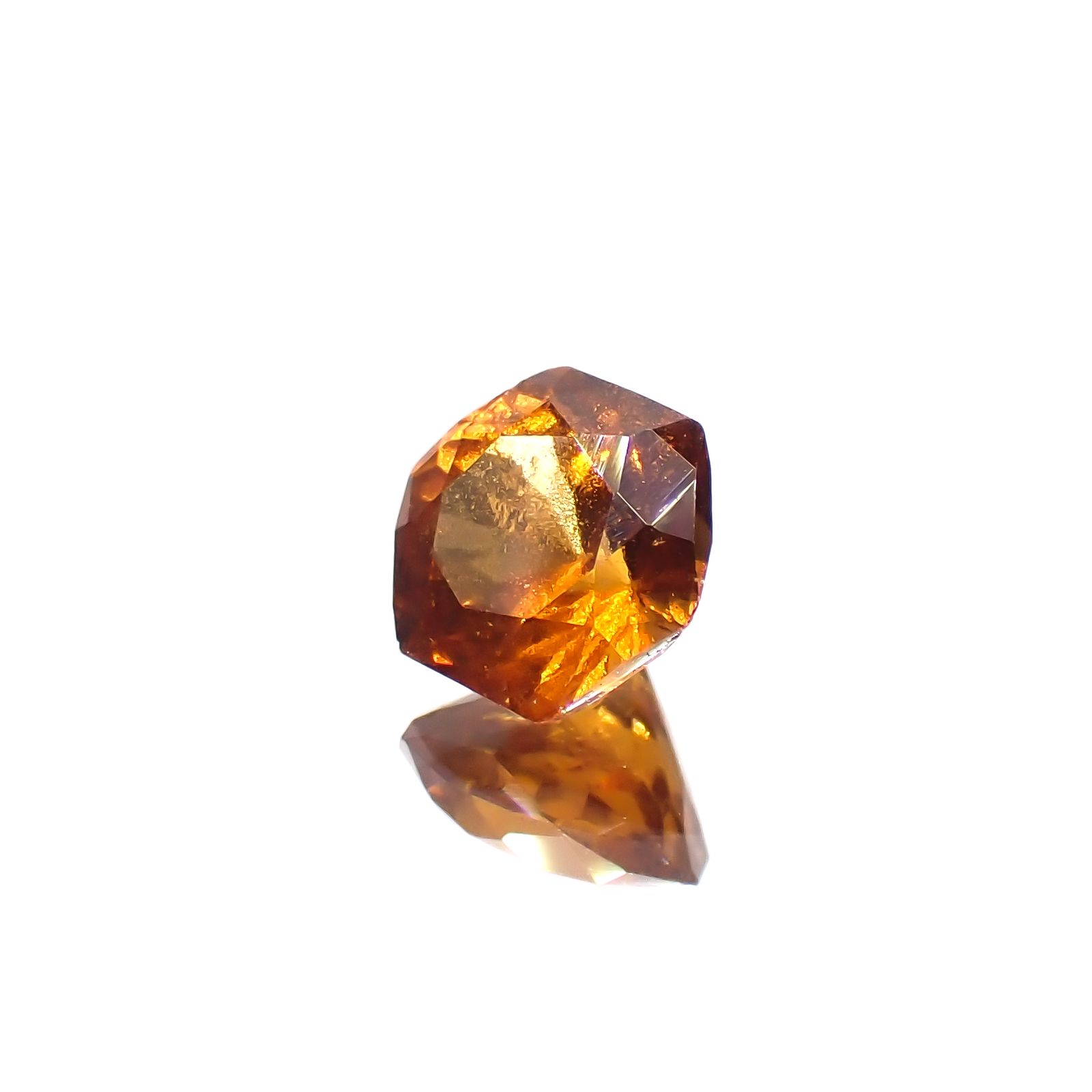 ◇ヘキサゴンカット◇ヘソナイトガーネット(宝石名ガーネット)スリランカ産 0.92ct 識別済[230421608]5.6x5.5mm前後