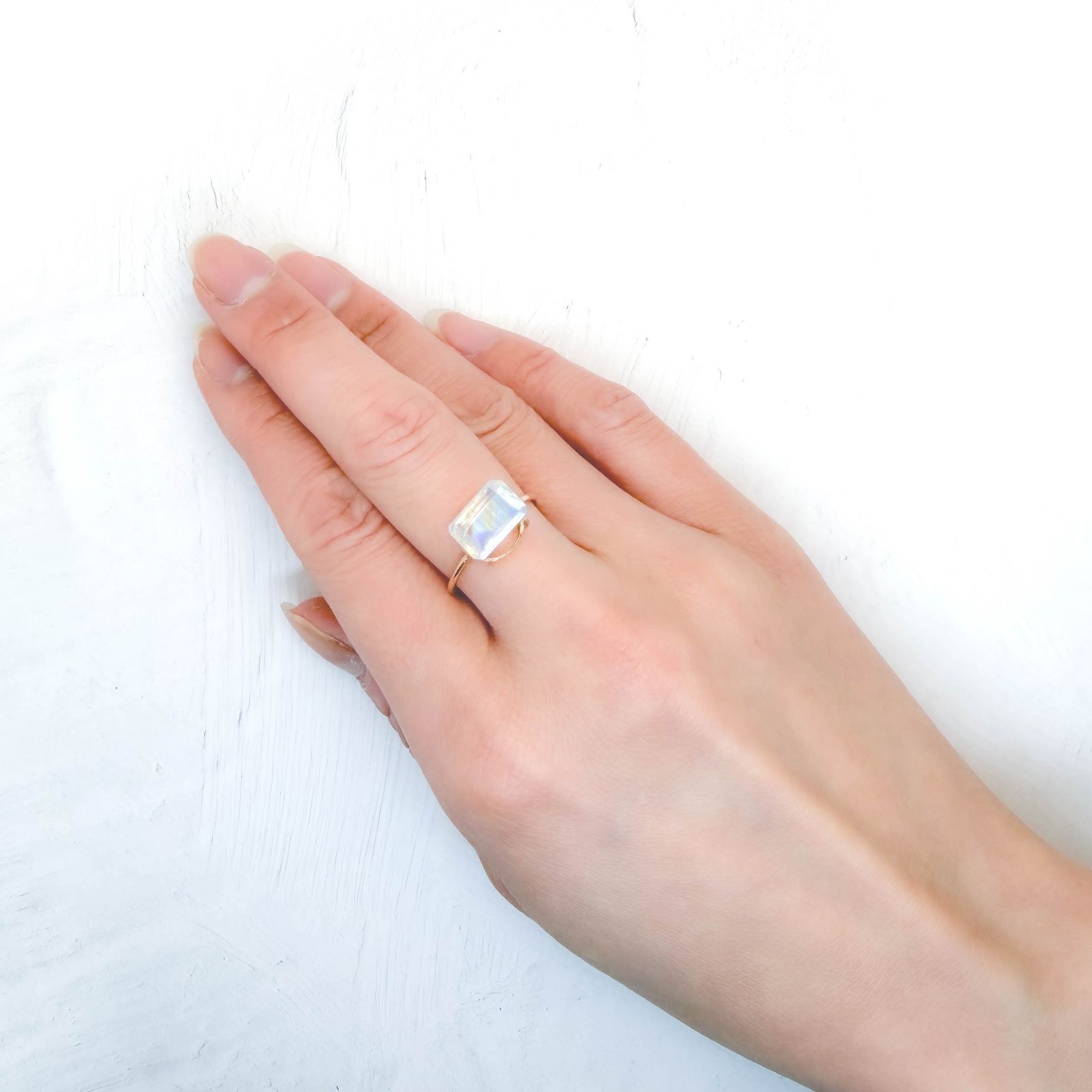 レインボームーンストーン インド・ビハール産 2.59ct / 10.5x7mm前後 [260431968]