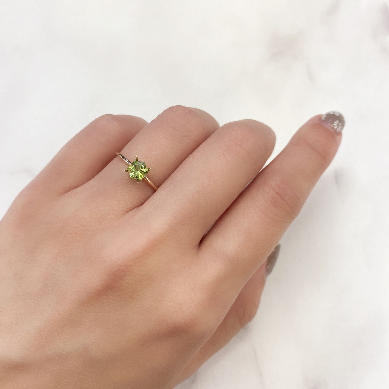 ◇ヘキサゴンカット◇ペリドット(宝石名ペリドット) パキスタン産 0.58ct 識別済[210913101]4.9×4.8mm前後