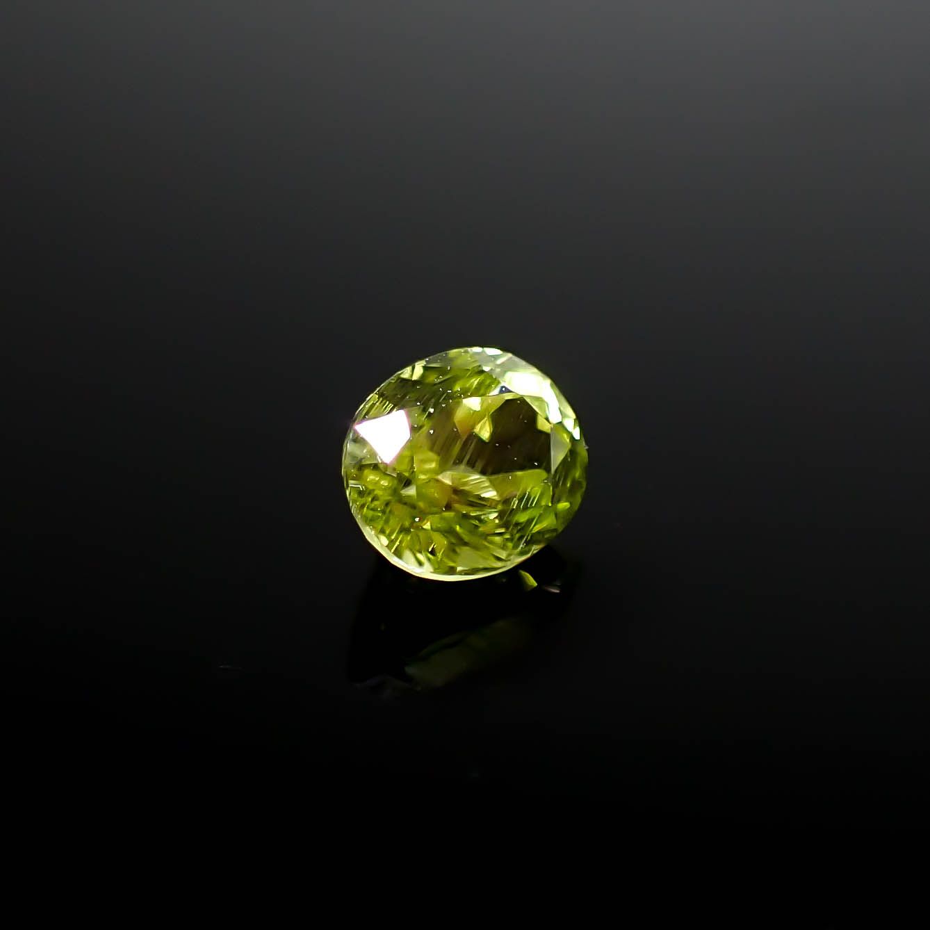 パラサイティックペリドット 採取地：インドネシア・ジェパラ 0.36ct [250730744]4.5x3.6mm前後