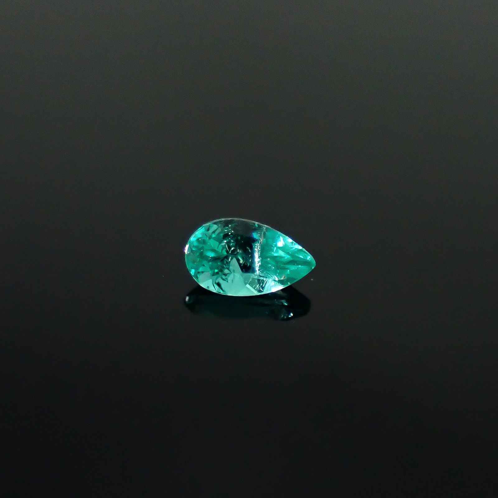 パライバトルマリン ブラジル産 0.087ct / 3.7x2.2mm前後 [250931078]