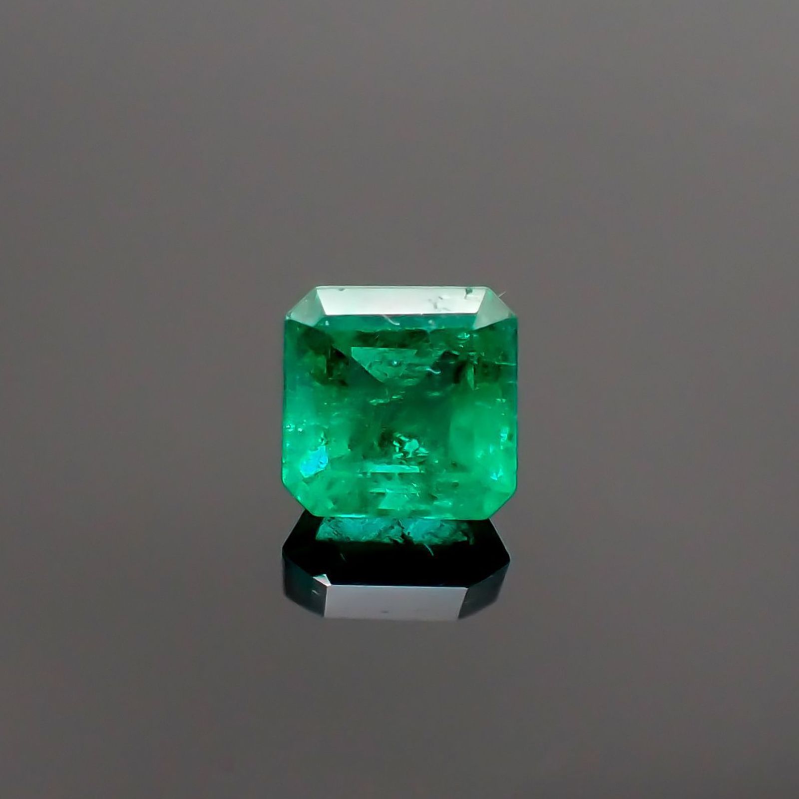 エメラルド(宝石名エメラルド) コロンビア産 ソ付(彩珠) 0.714ct / 5.3x5.2mm前後 [210711709]