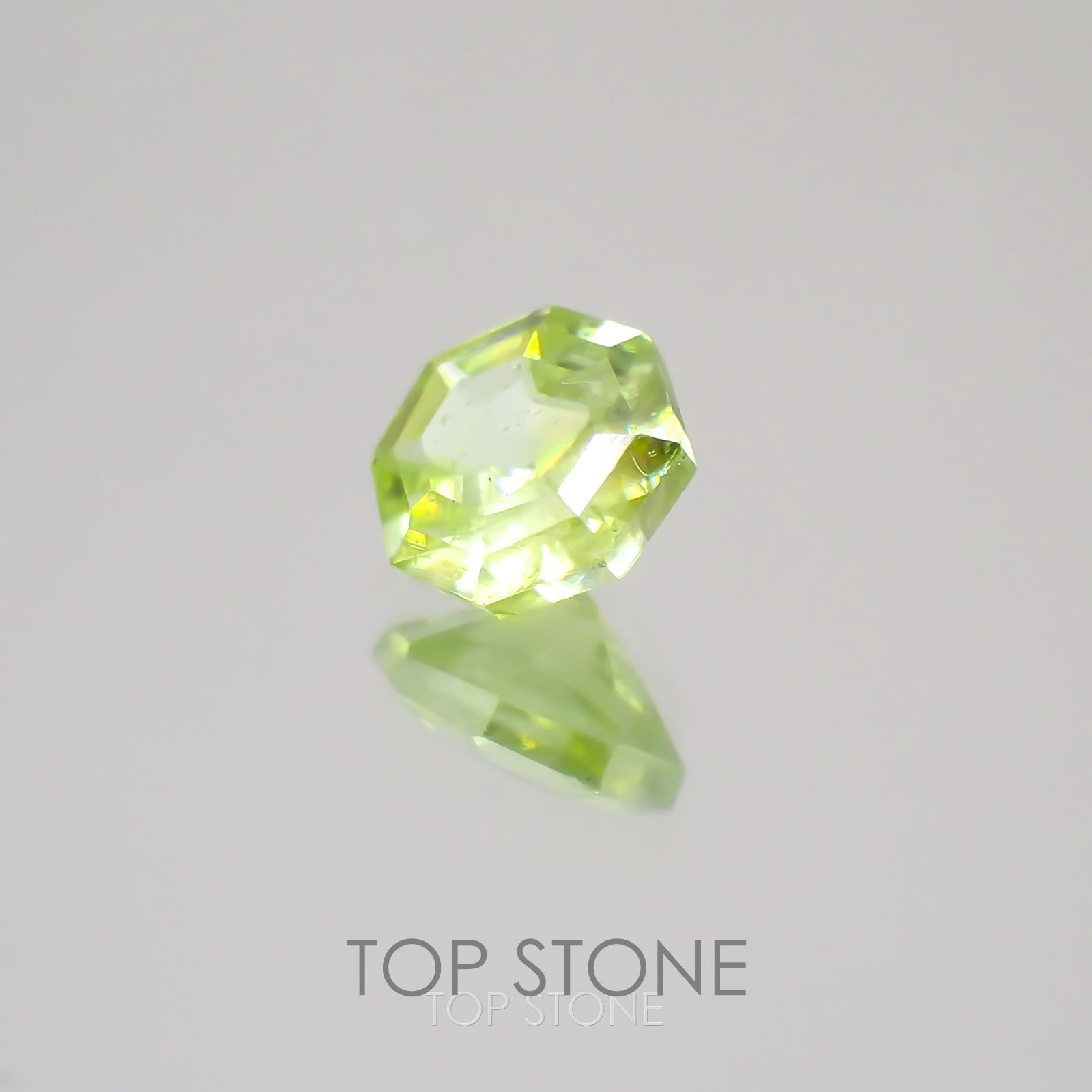 ◇オクタゴンカット◇スフェーン(宝石名スフェーン) マダガスカル産 0.28ct 識別済[21019424]3.9×4mm前後